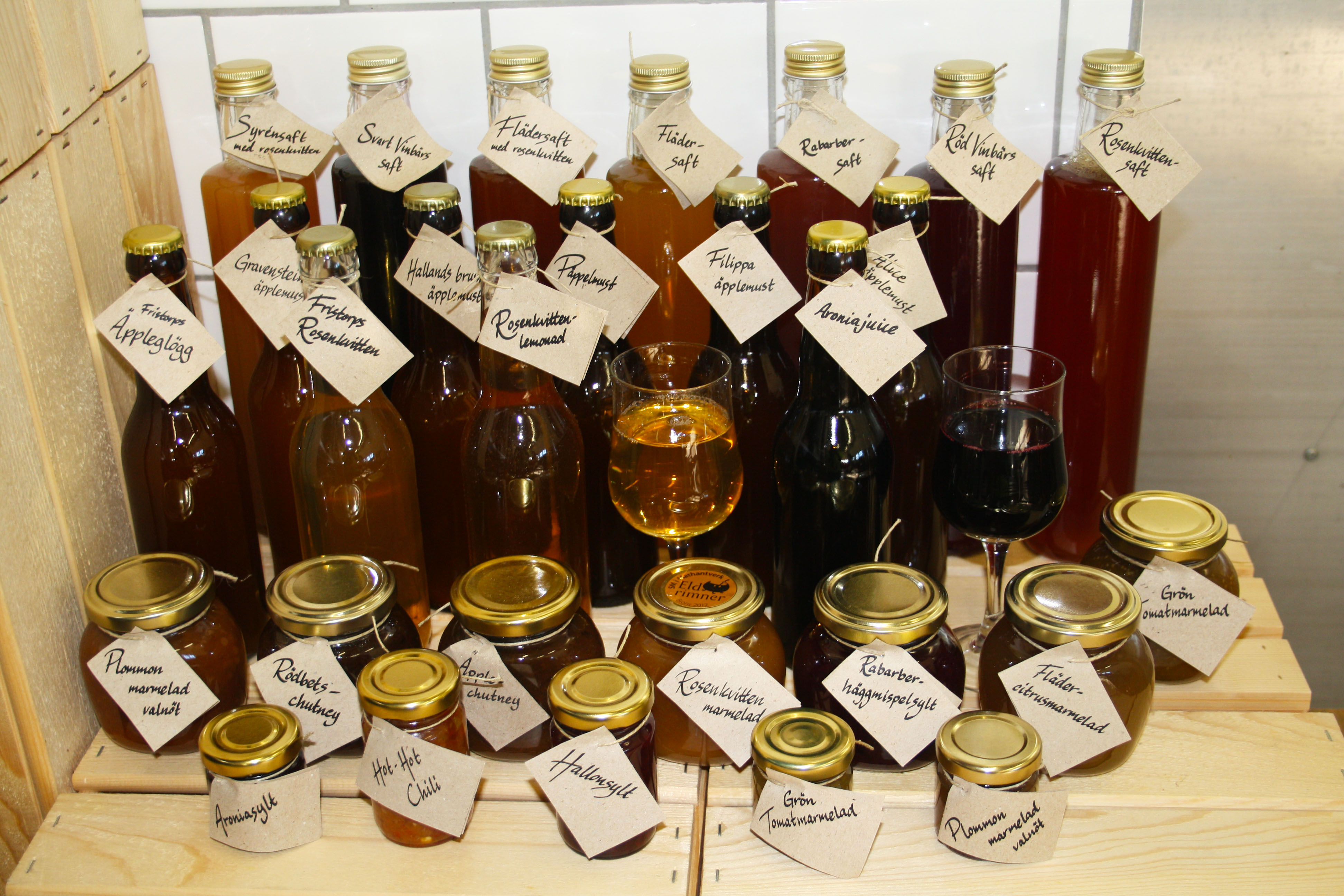 Flaskor med lokalproducerad saft, sylt, must och mer från Fristorps Gård.