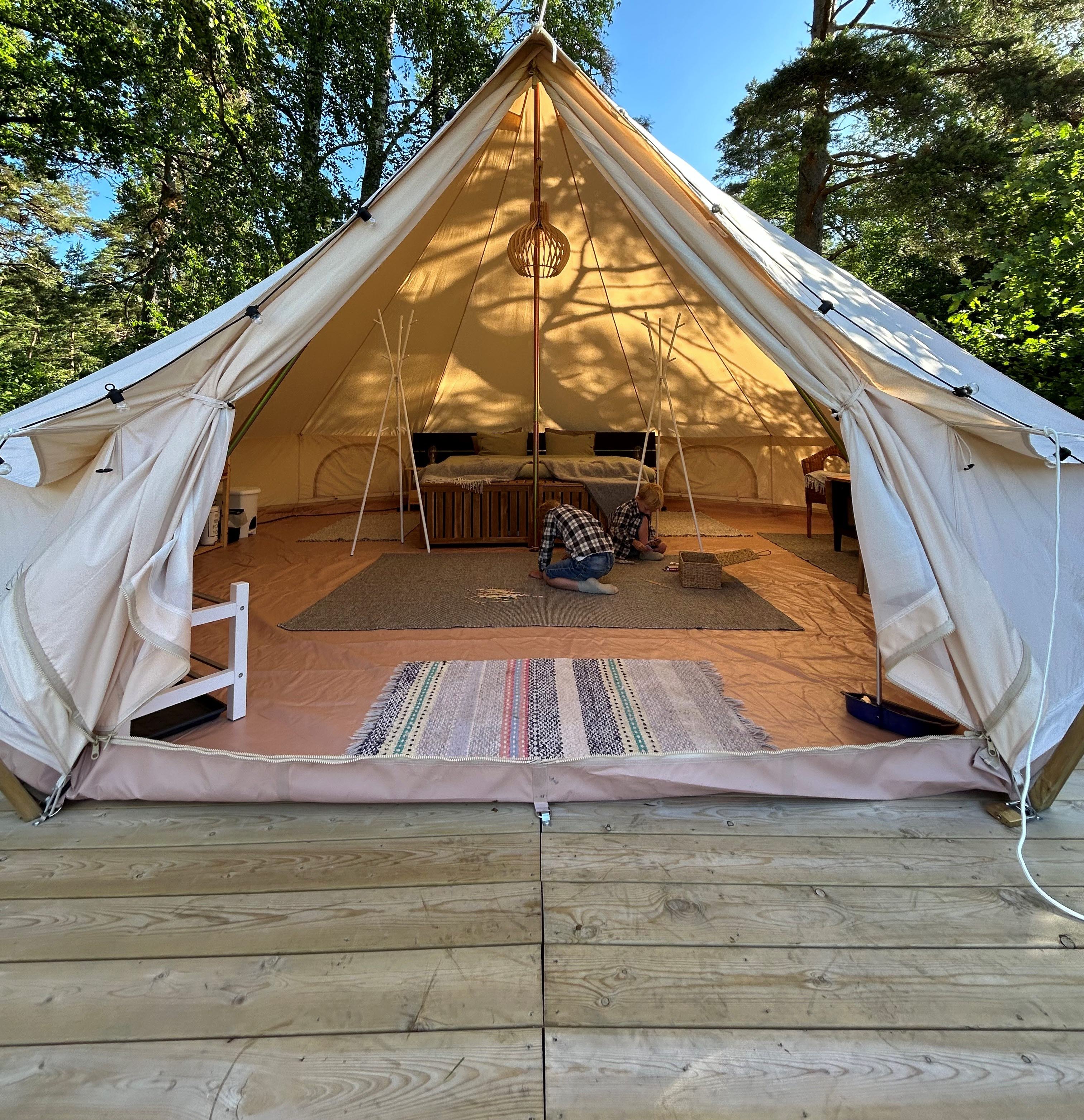 Öppet möblerat glampingtält