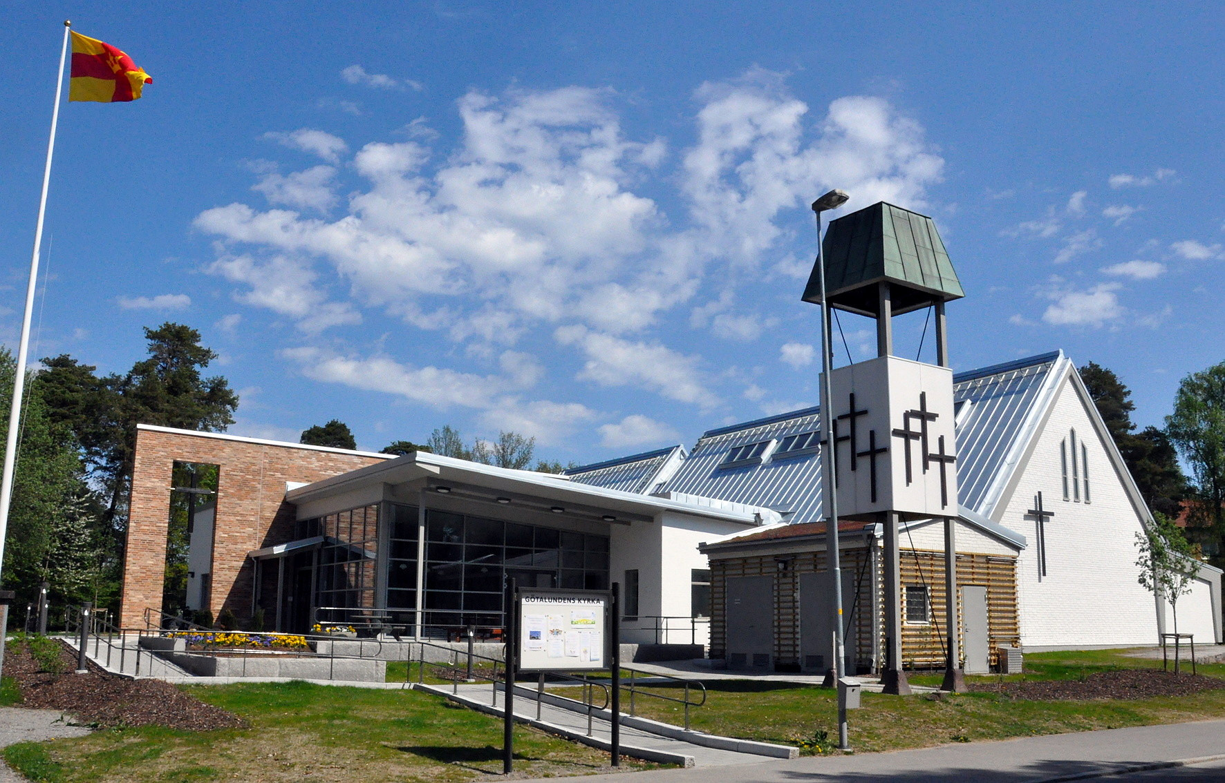 Götalundens kyrka i Trollhättan mot en blå himmel