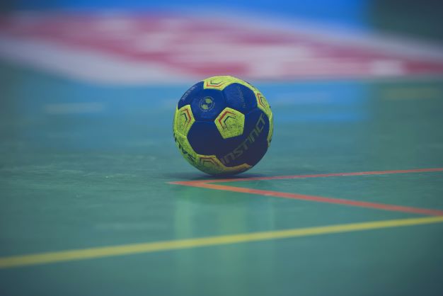 En handboll med klister på hallgolvet