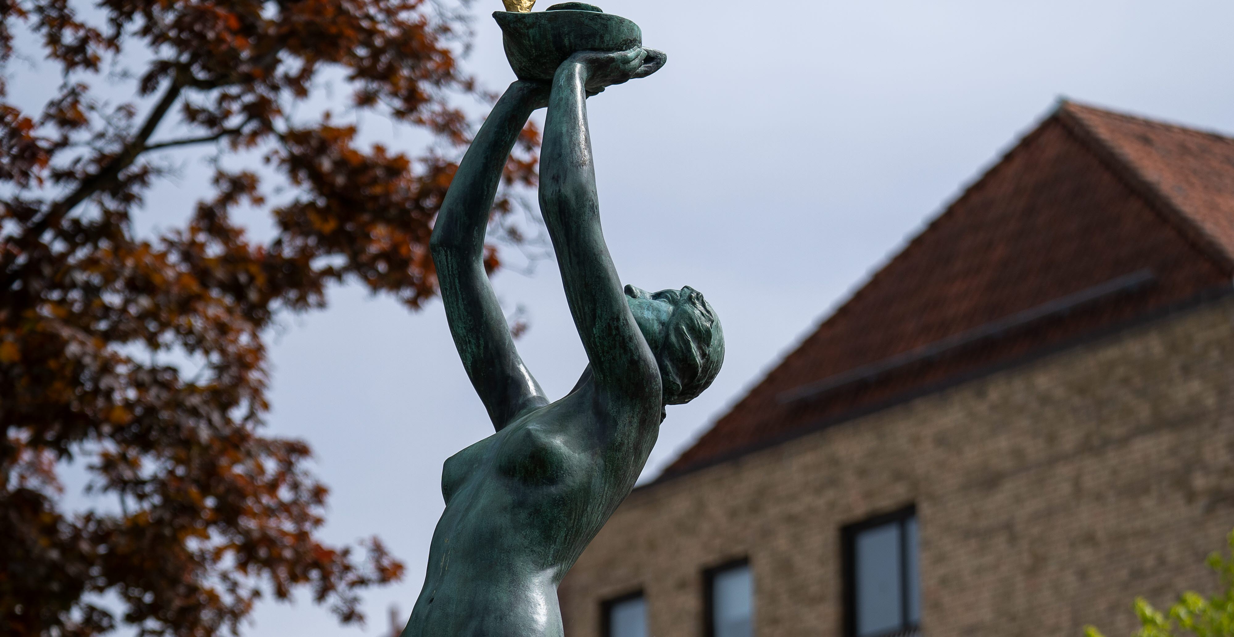 Skulpturen Heliga lågan i Trollhättan