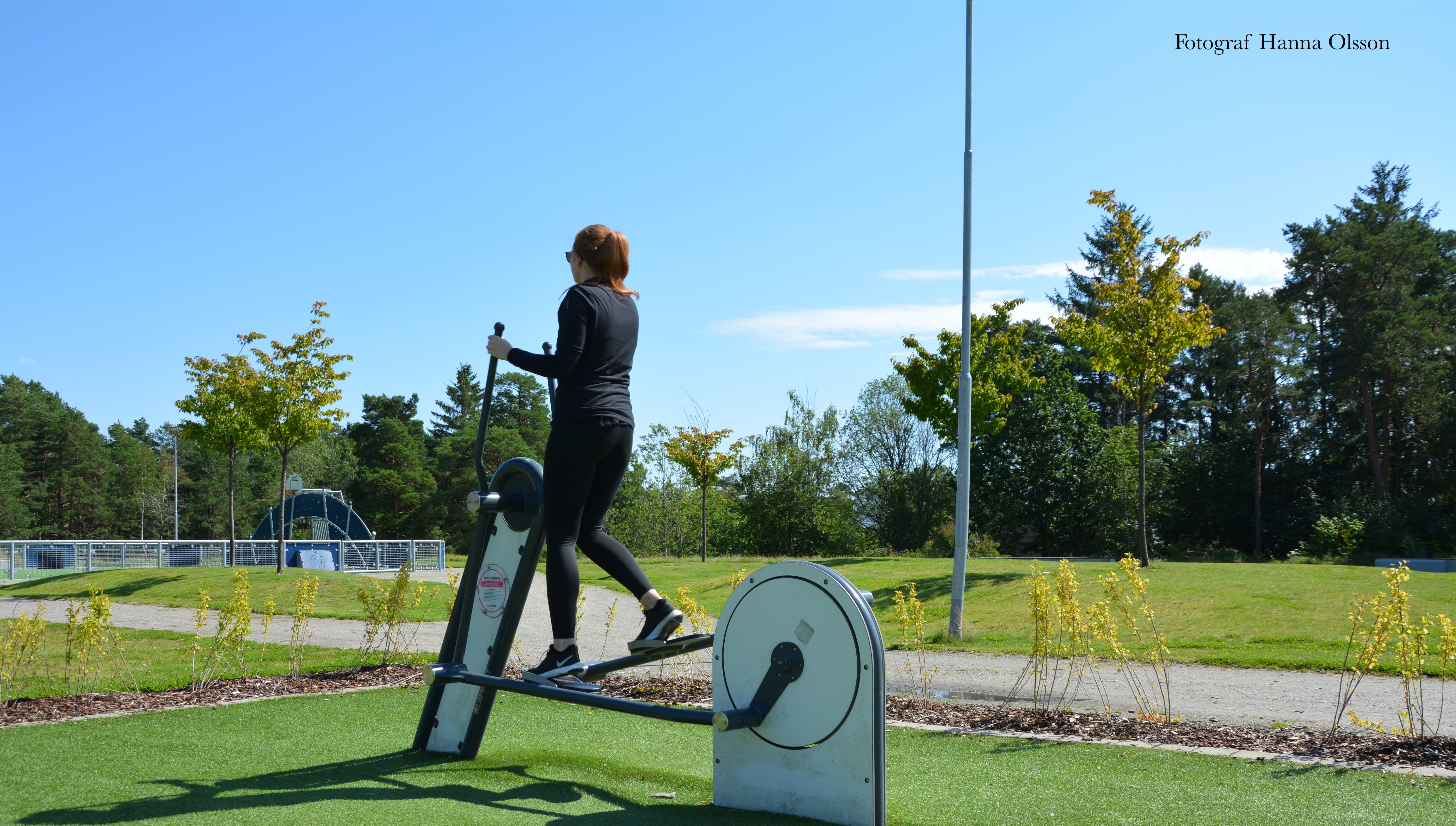 Foto av kvinna på träningsmaskin 