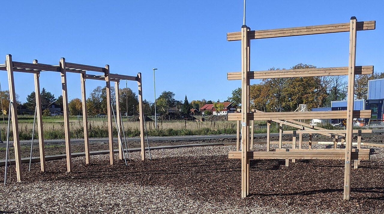 Stationer på utegym av typen hinderbana 