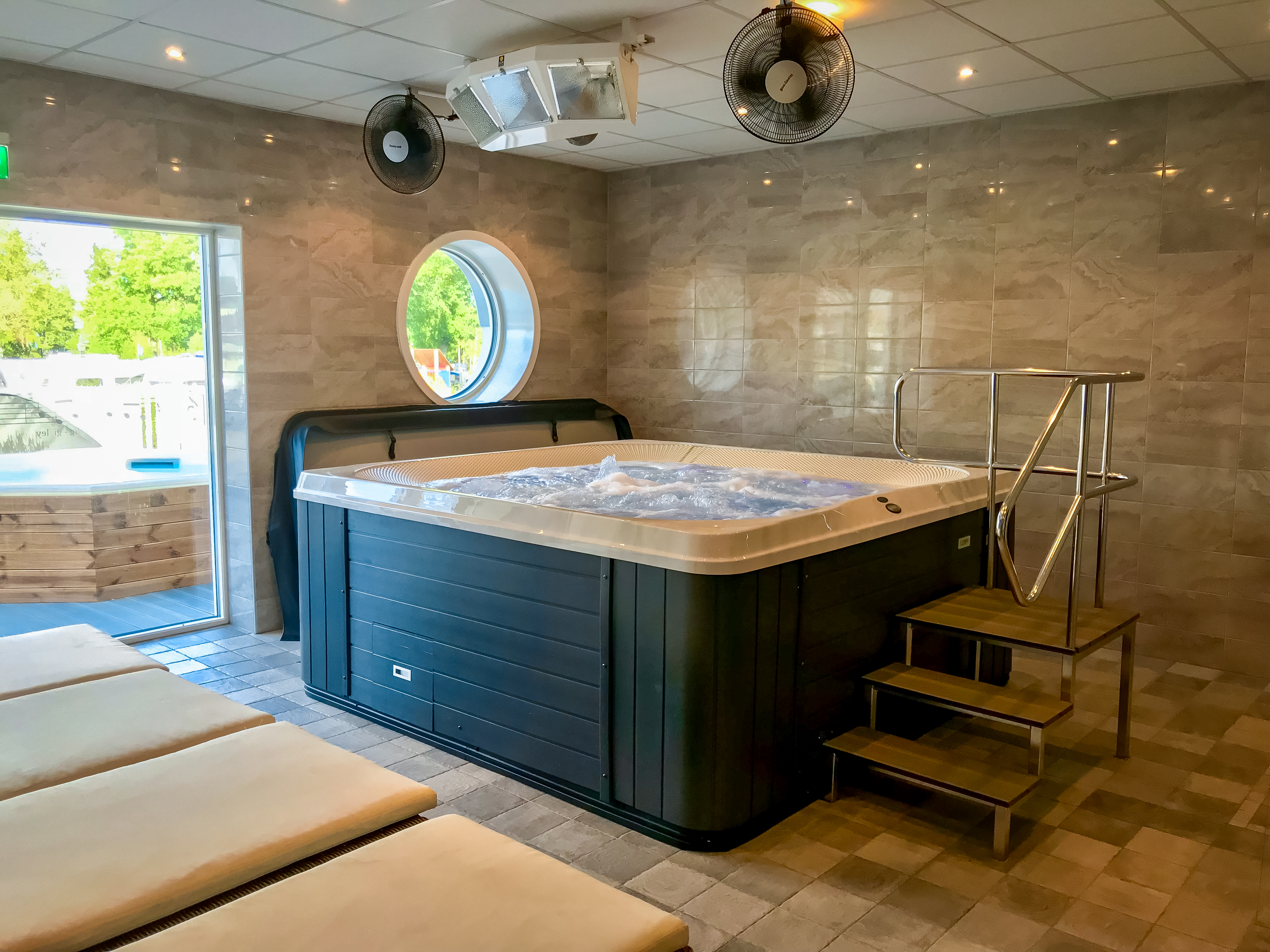 Jacuzzi och relaxstolar inne i spa