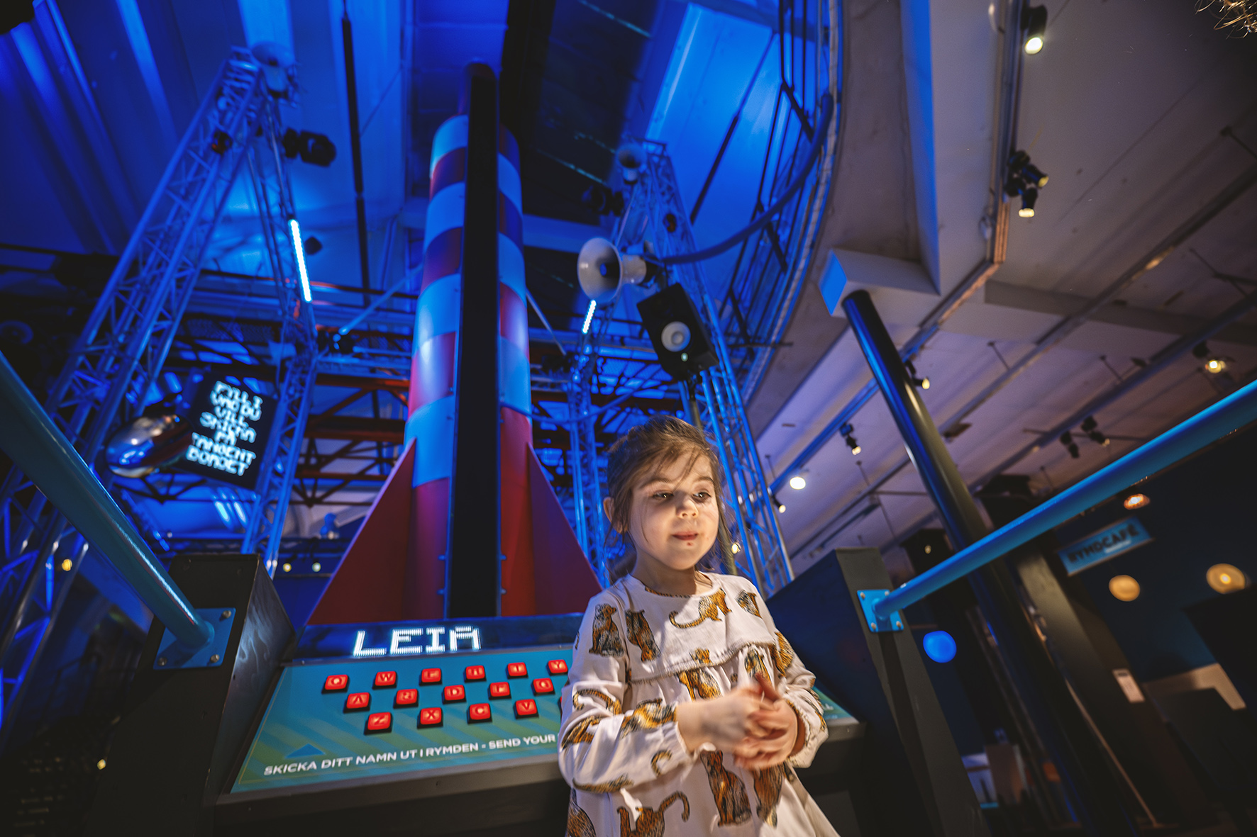 Flicka som experimenterar hos Innovatum Science center