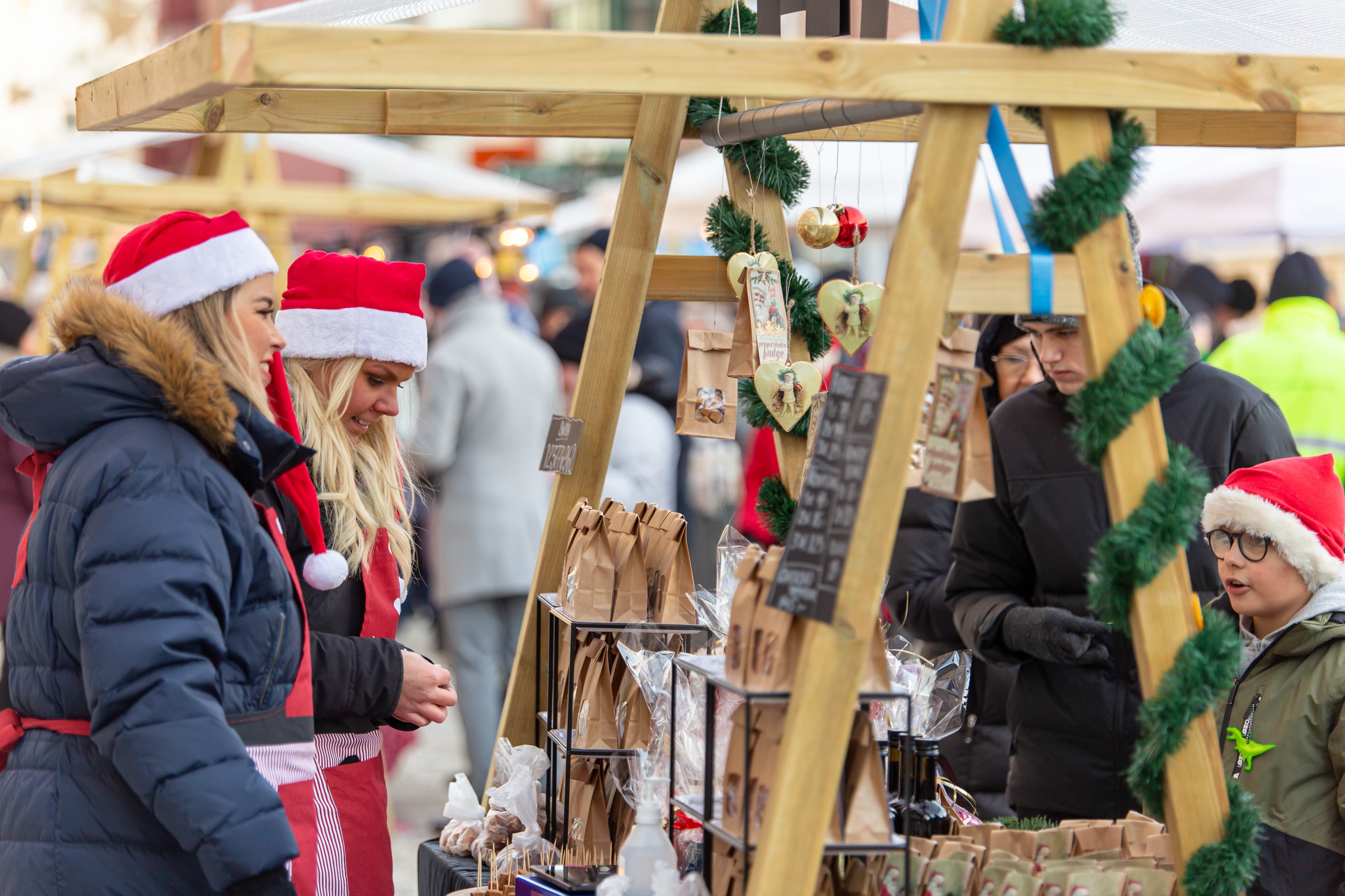 Personer som handlar under en julmarknad