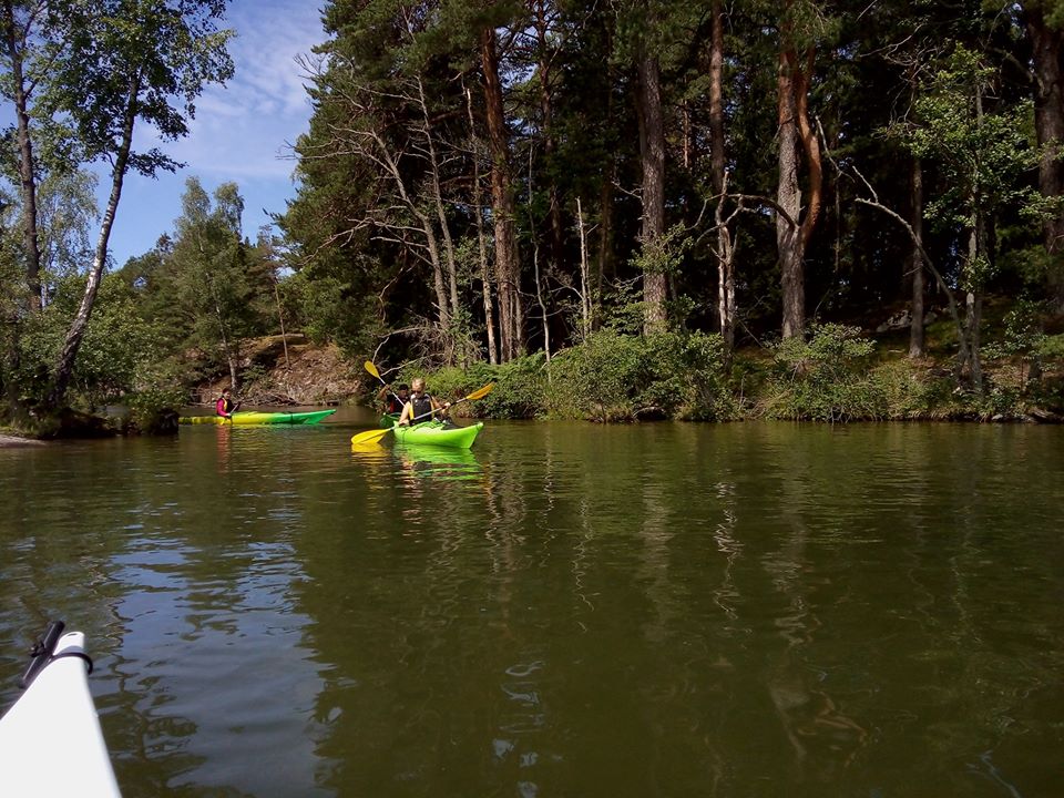 Kajakpaddling runt Stallbackaöarna
