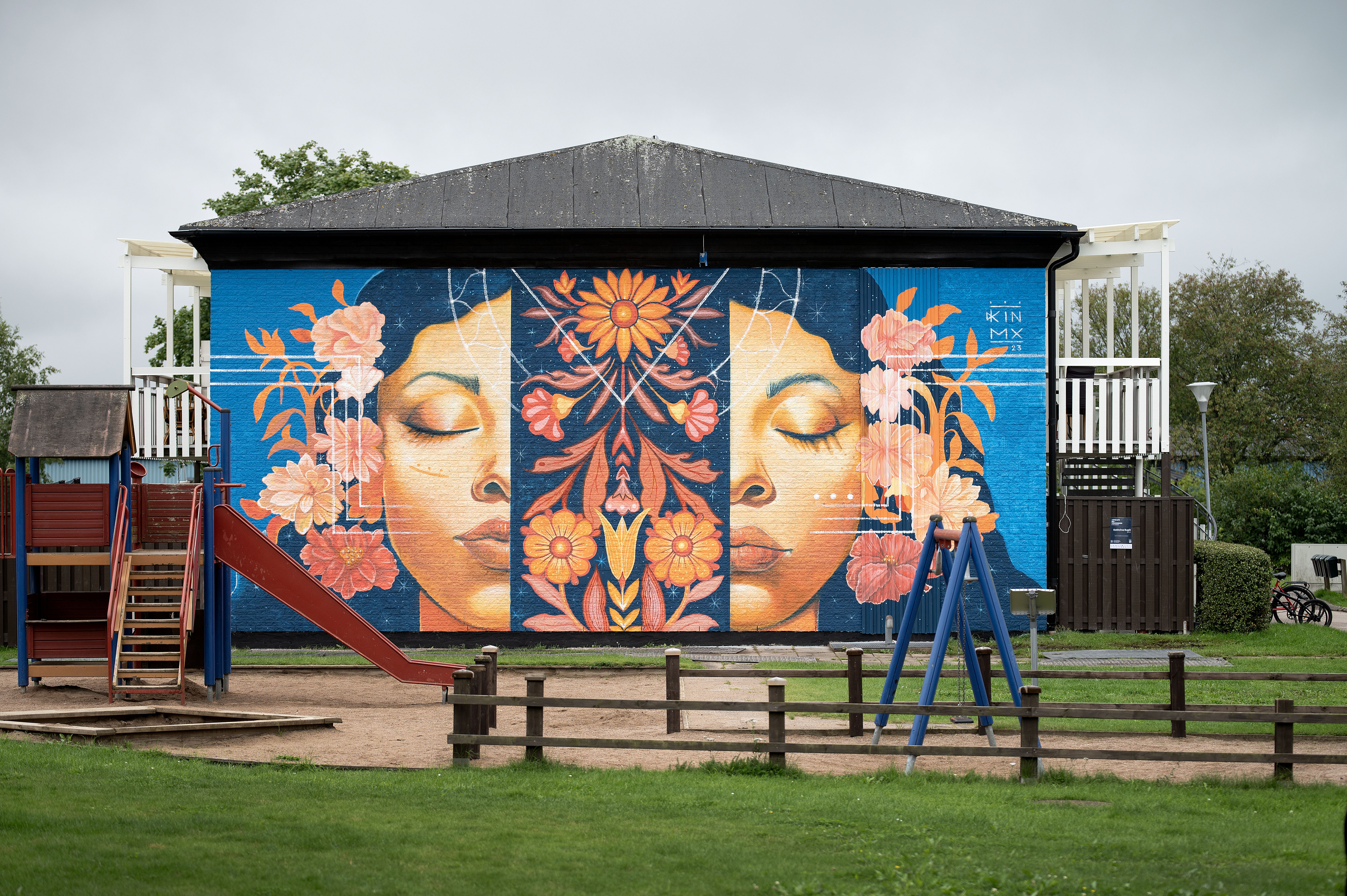 väggmålning på två kvinnor - Artscape Vänersborg