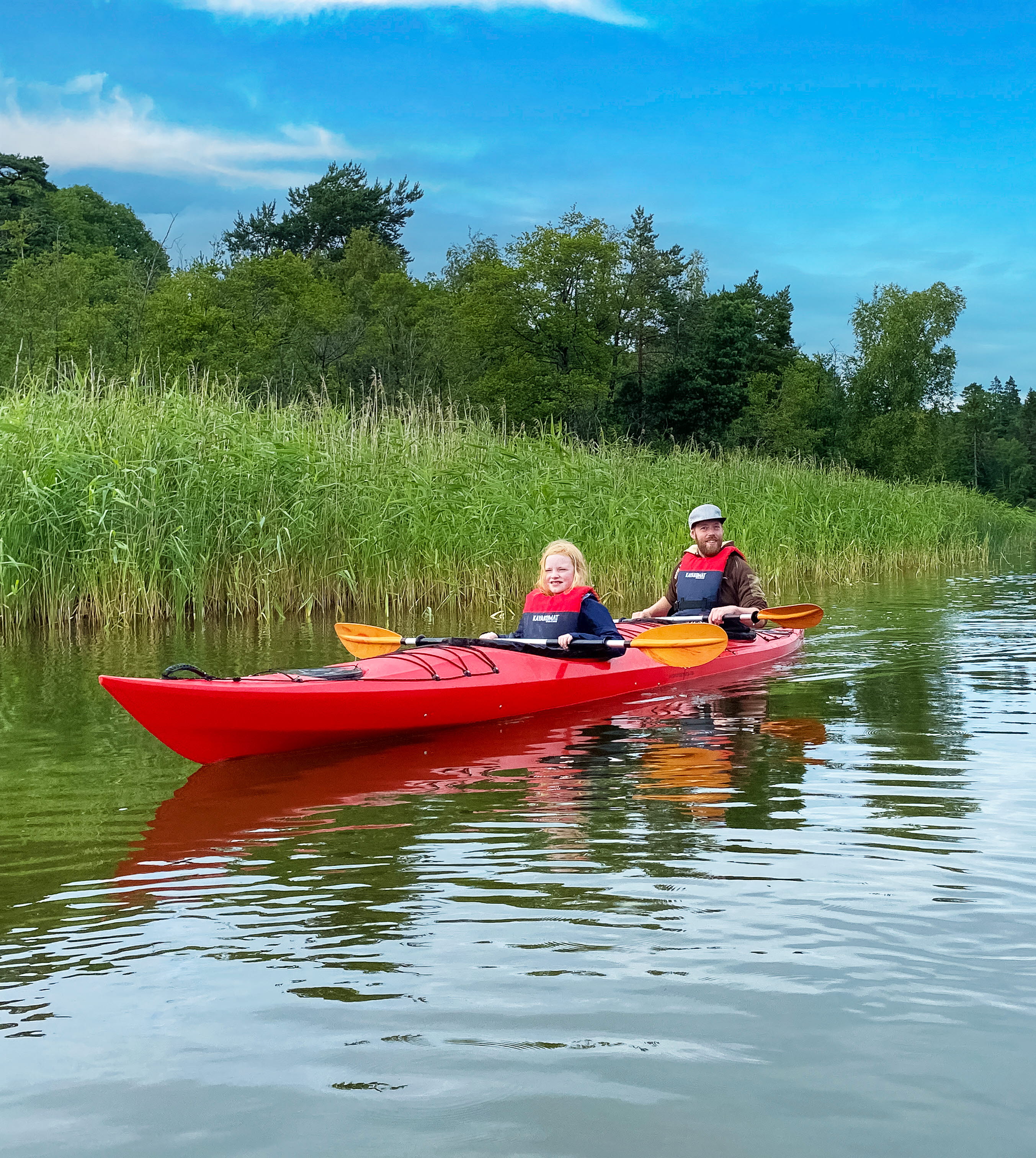 personer paddlar kajak på sjön