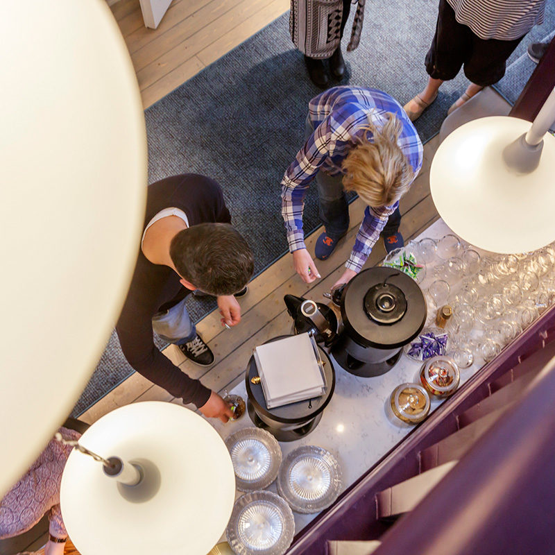 Personer hämtar kaffe på konferens