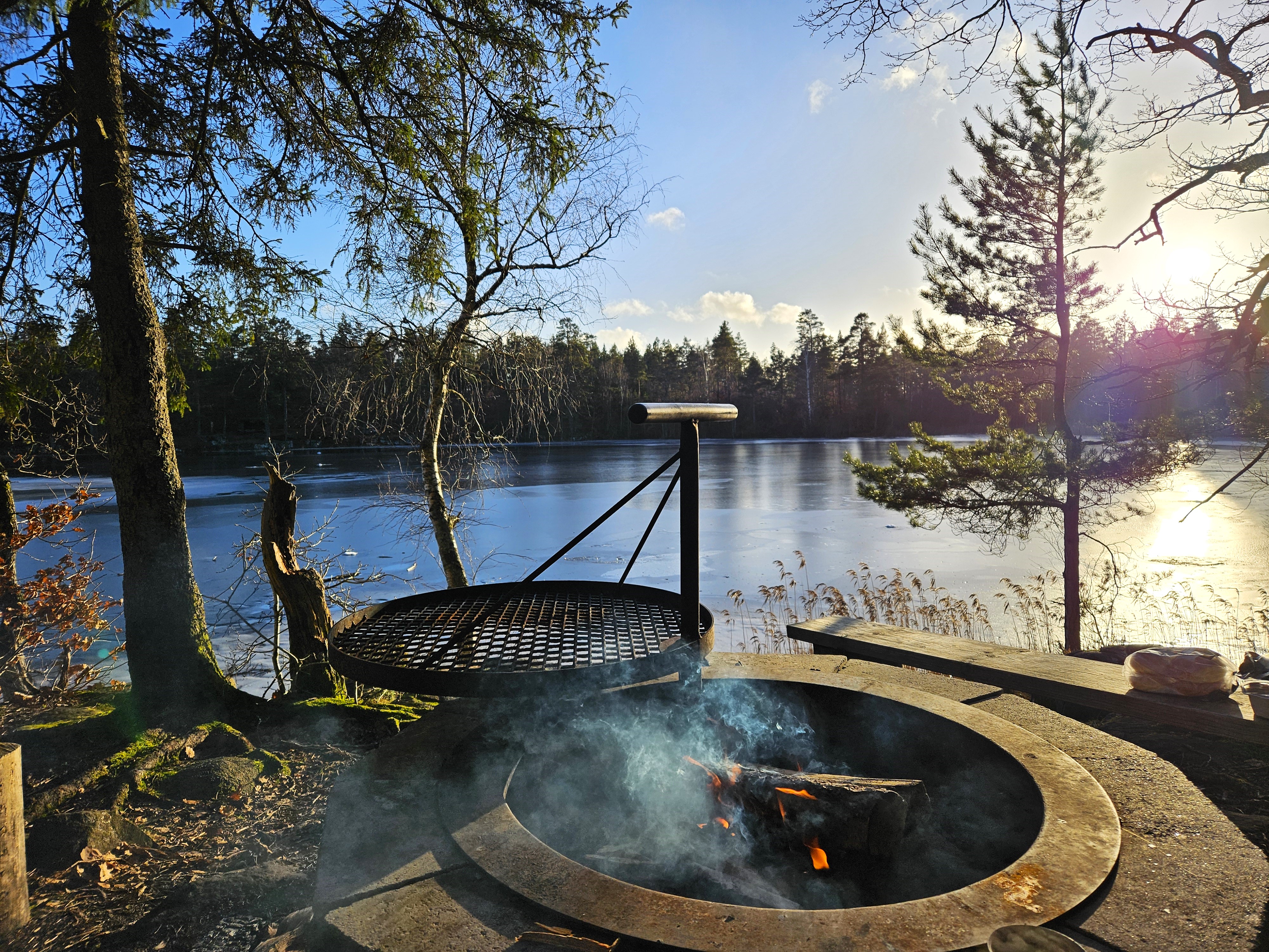 Grillplats vid sjö
