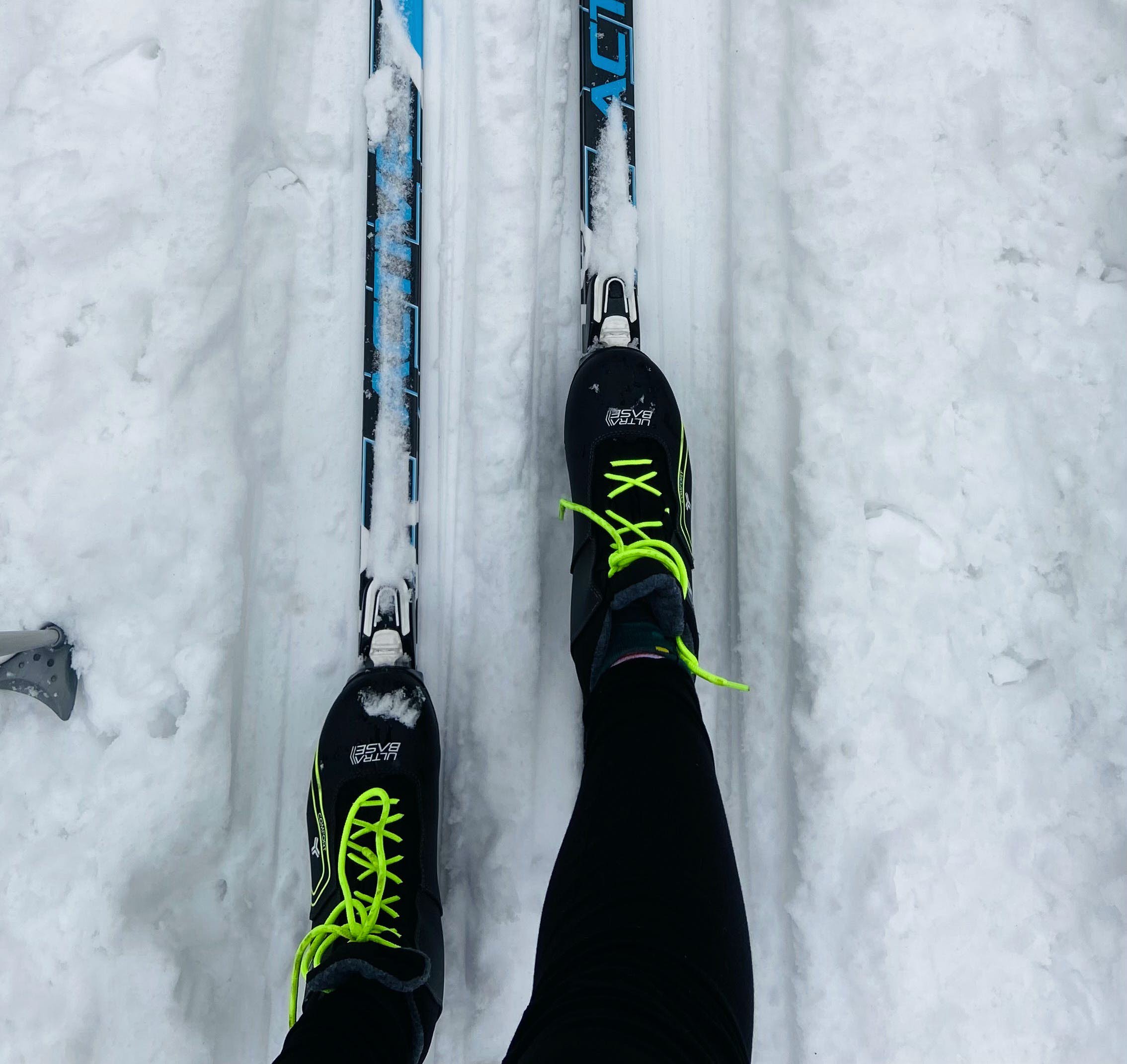 Närbild person som åker längdskidor