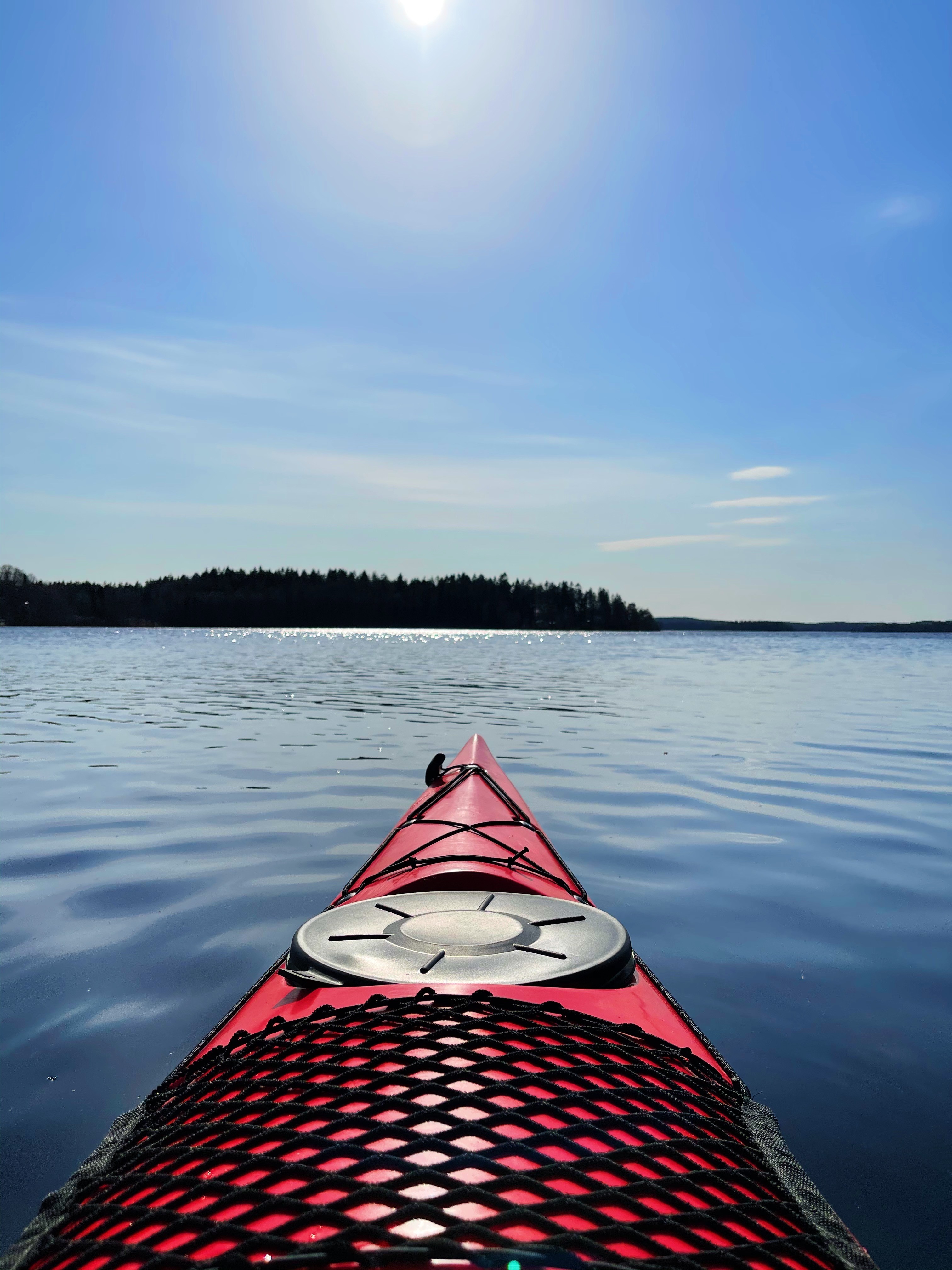 Bild på vatten och en kajak