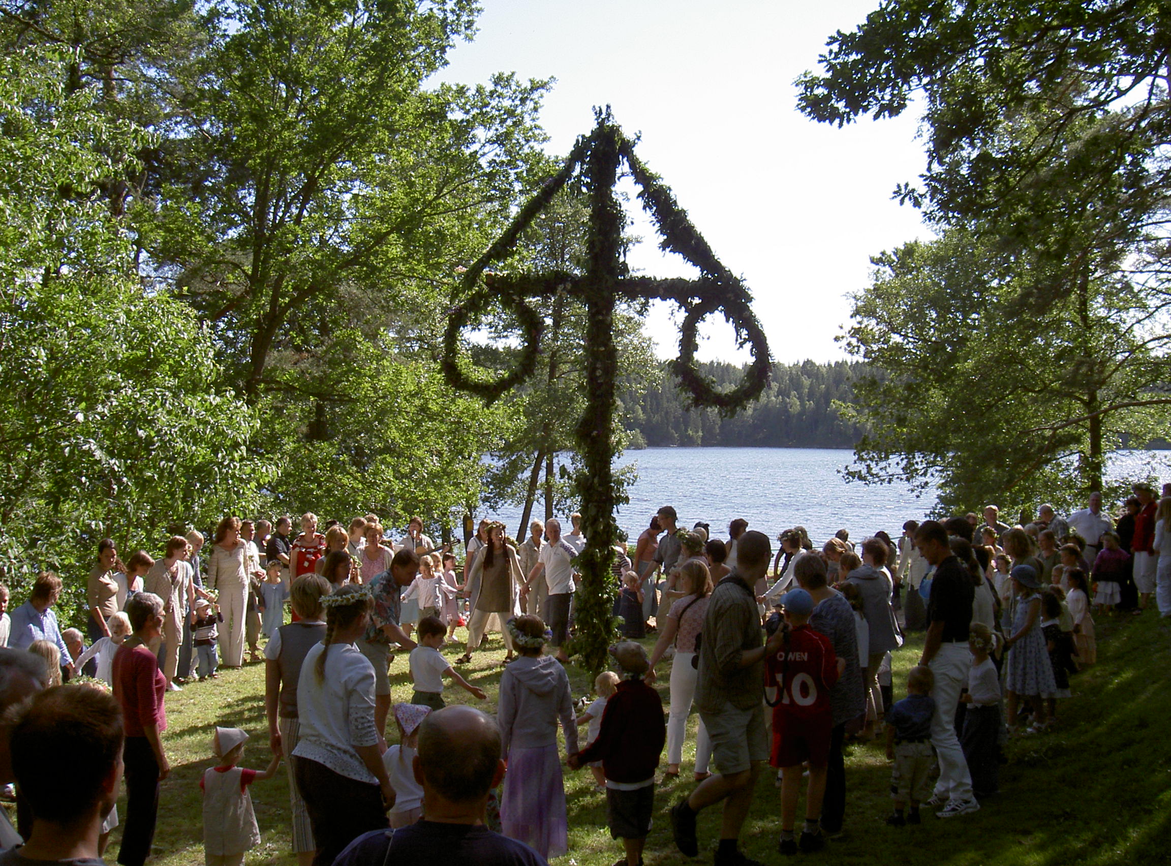 Midsommarfirande med midsommarstång.