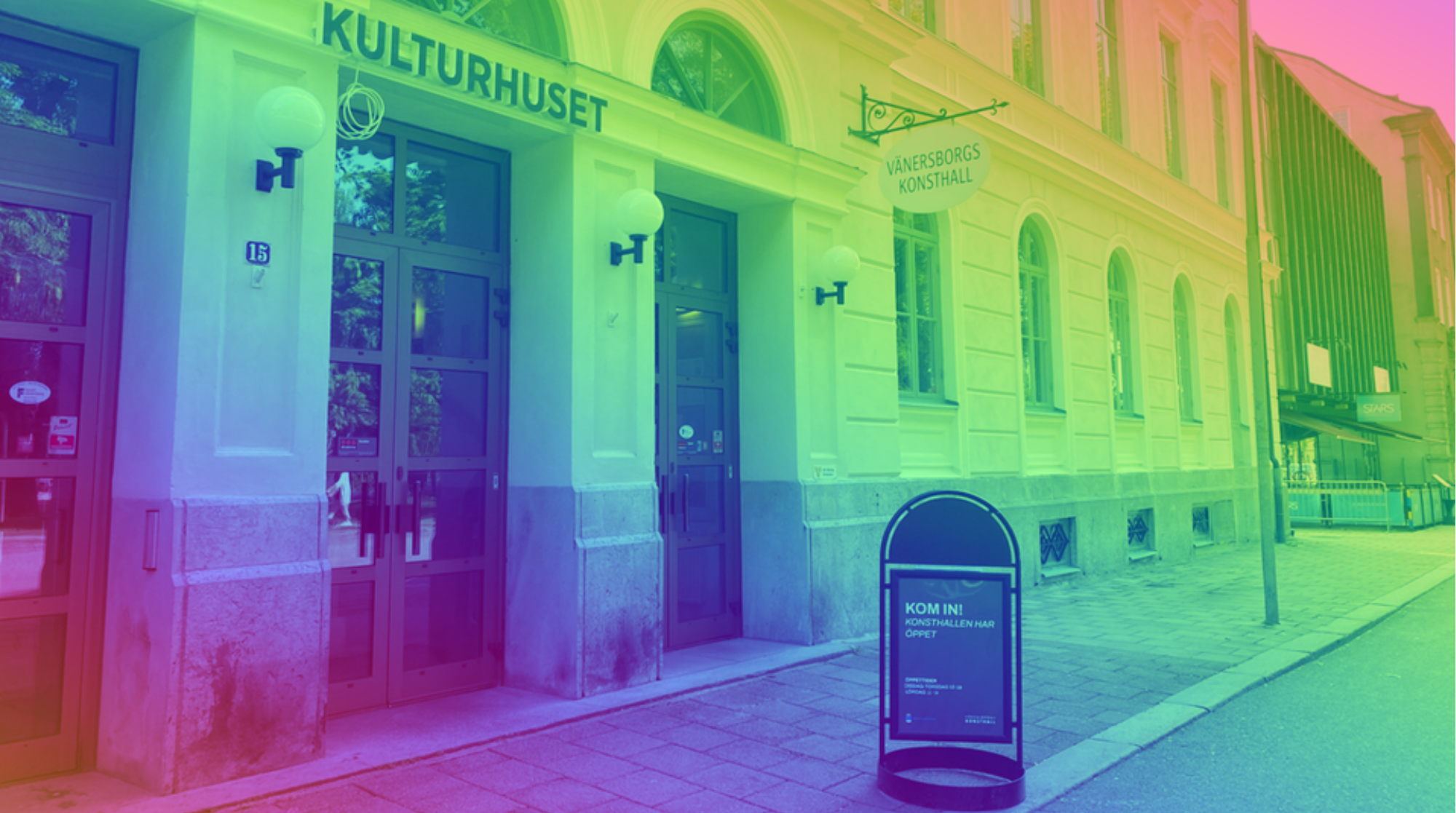 Fasaden av kulturhuset i regnbågsfärger