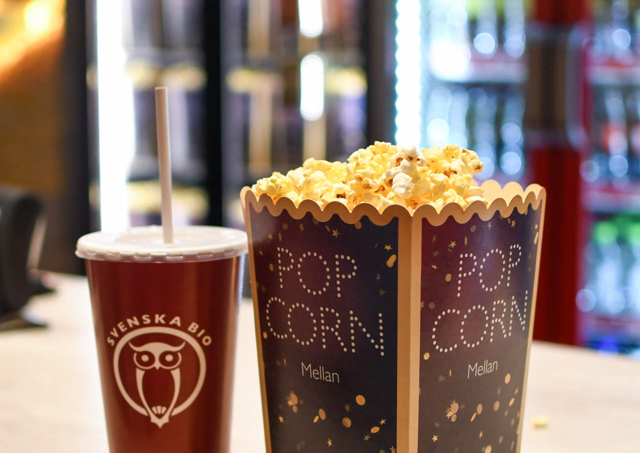 Popcorn och läsk på en bänk