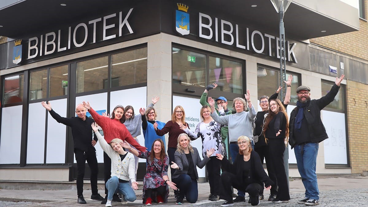 Personal från Vänersborgs bibliotek och timjan utanför Bibliotekets nya entré