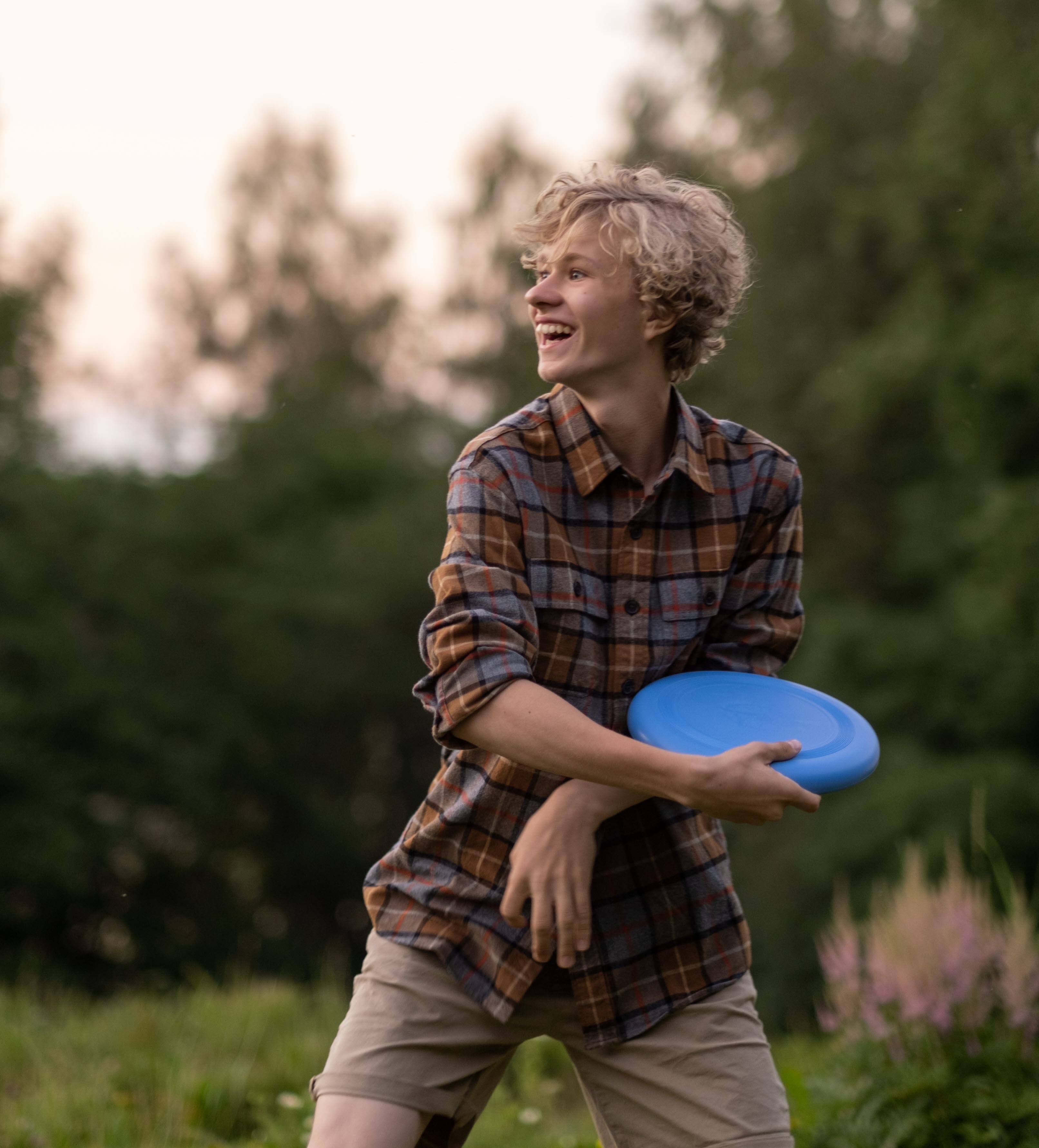 Kille kastar en frisbee