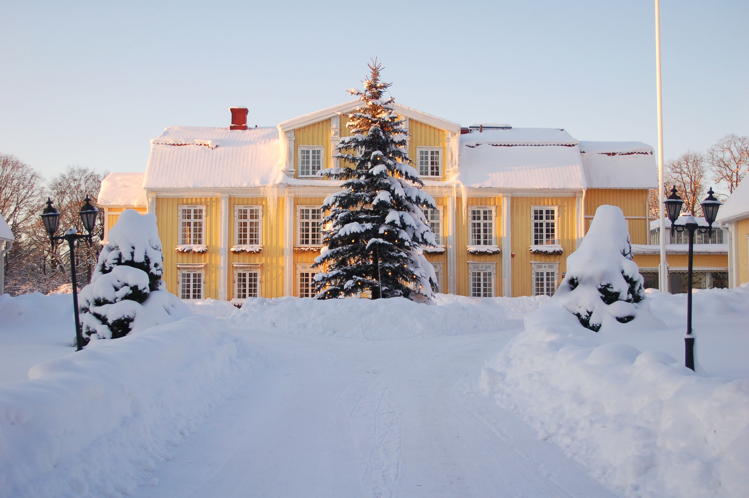 Utsidan av Ronnums Herrgård omgiven av snö