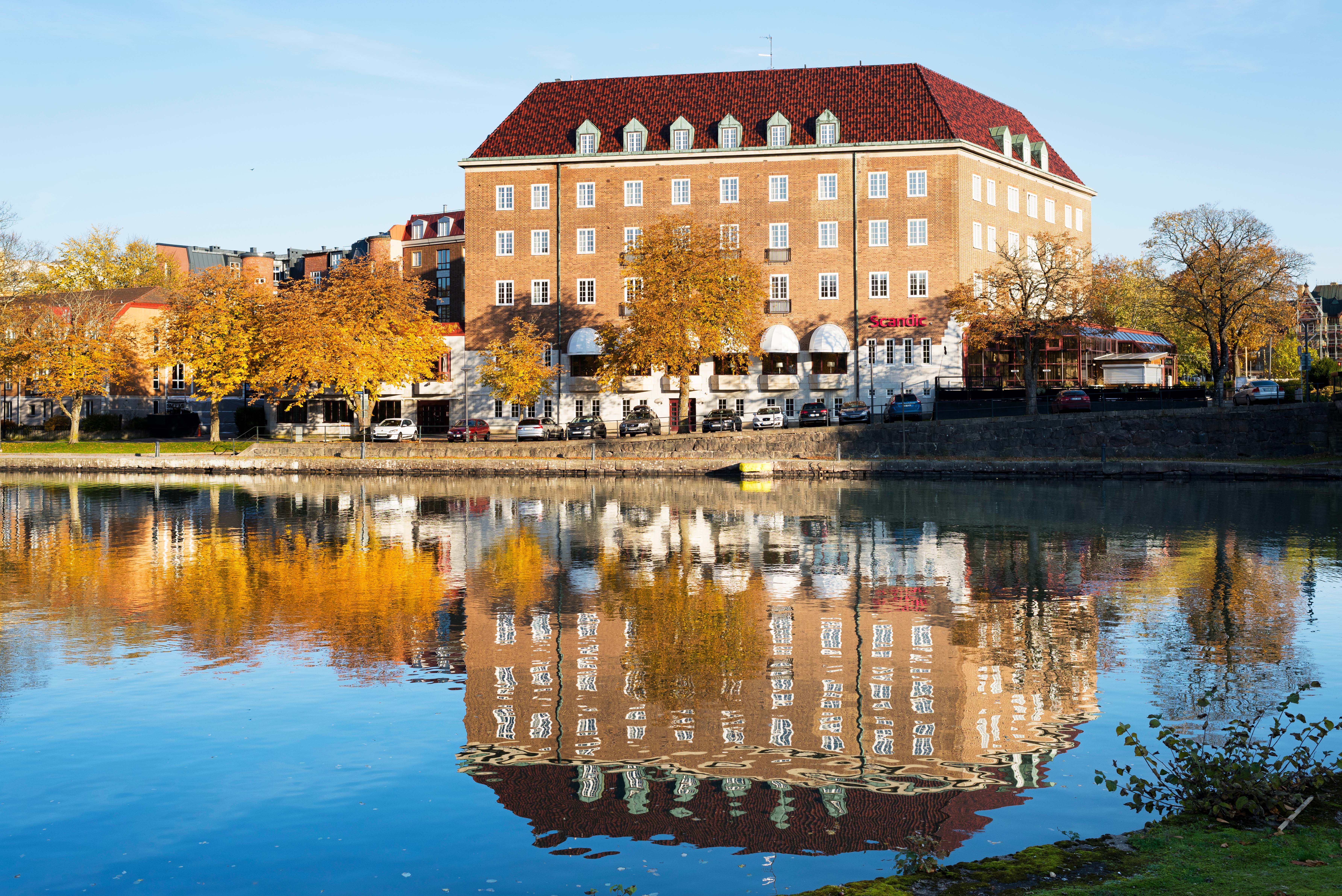 Hotellet Scandic Swania vid Trollhätte kanal under hösten.