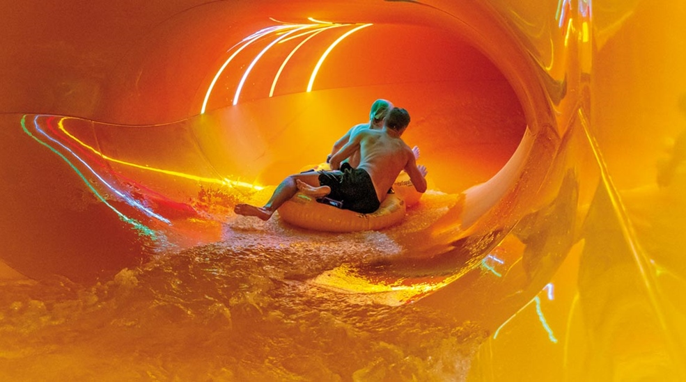 två personer som åker vattenrutschkana