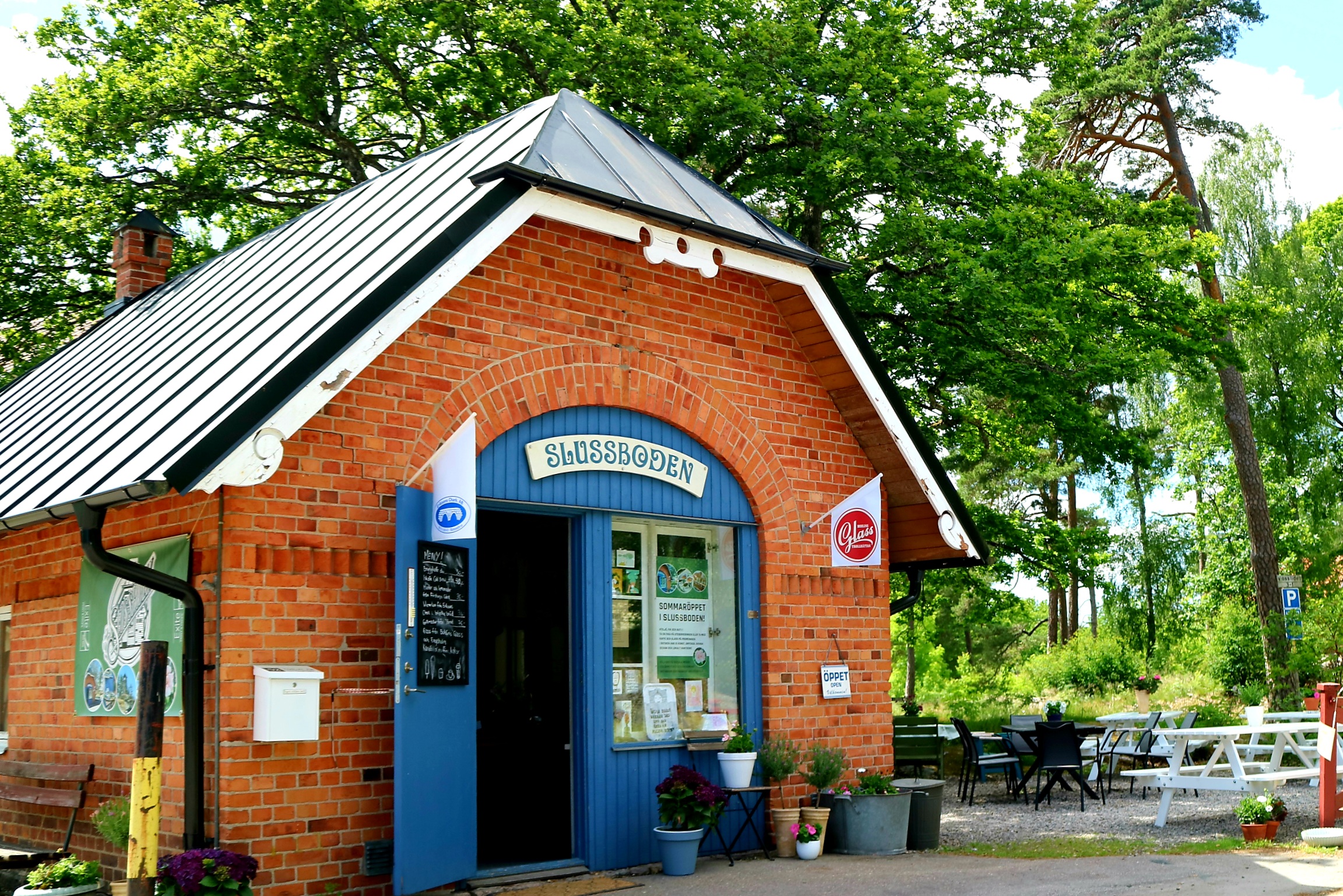 Slussboden den blåa dörren