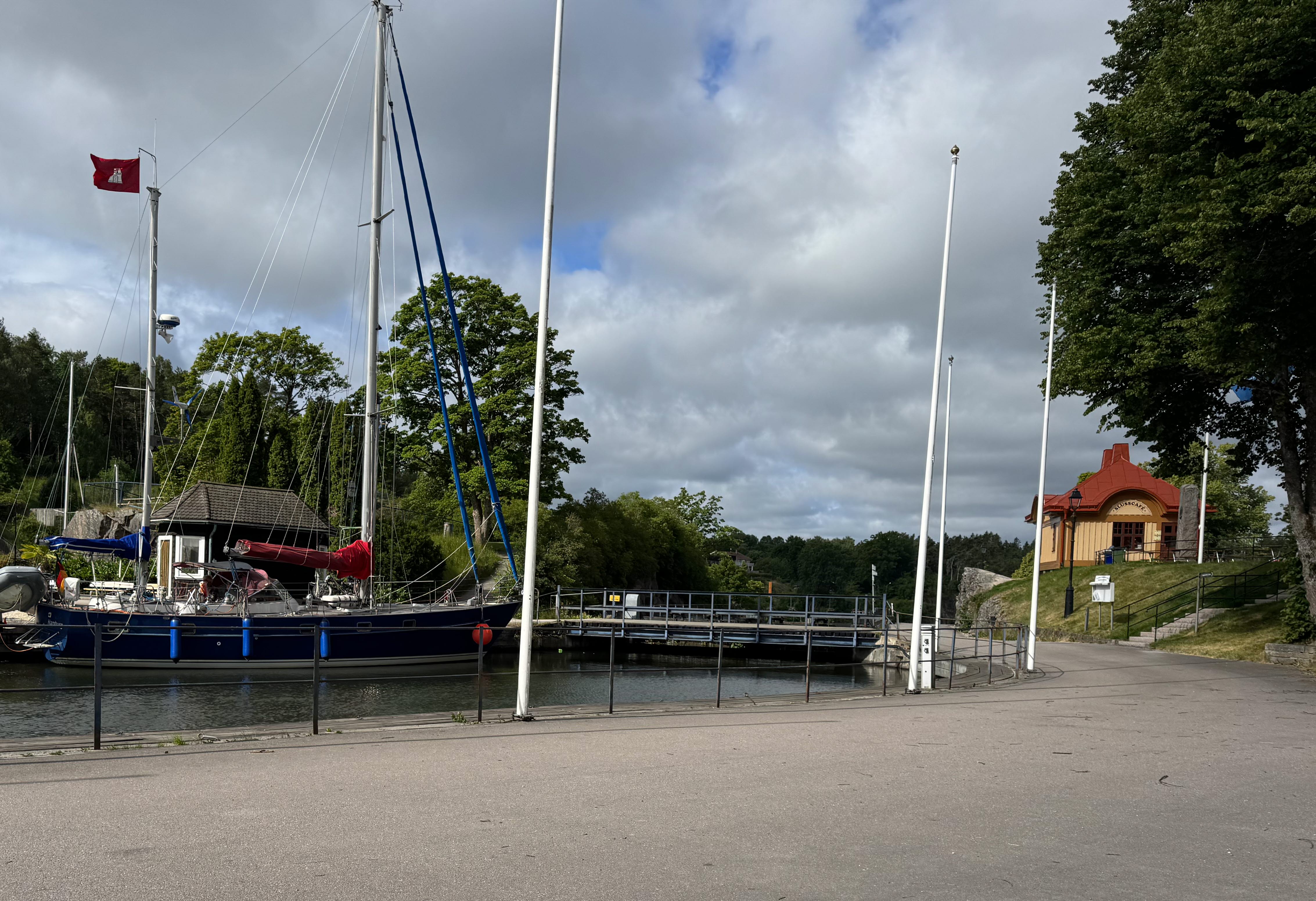 Övre slussen i Trollhättan med slusscaféet i bakgrunden