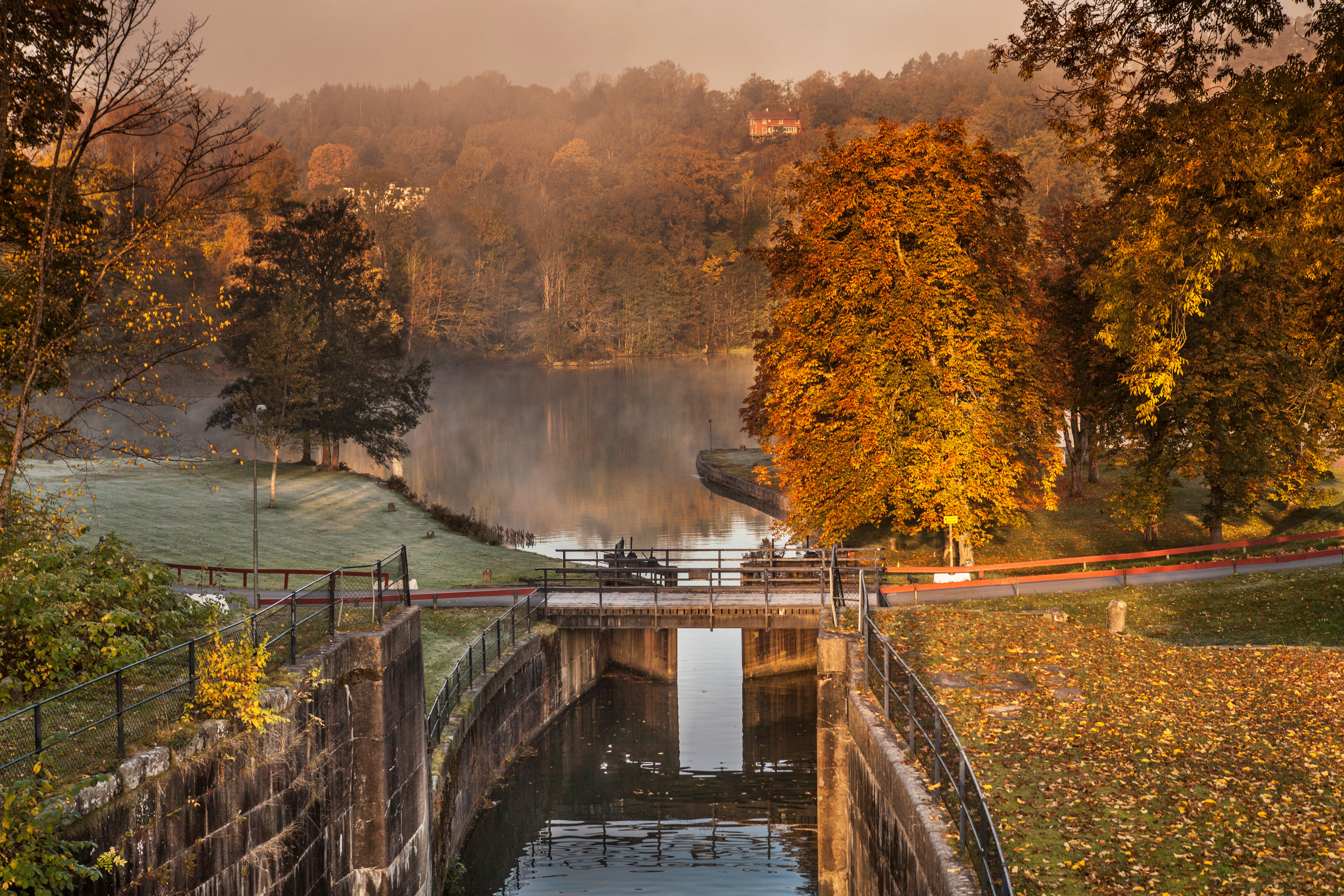 Bevarad gammal sluss i naturområdet Gamle Dal i höstskrud.
