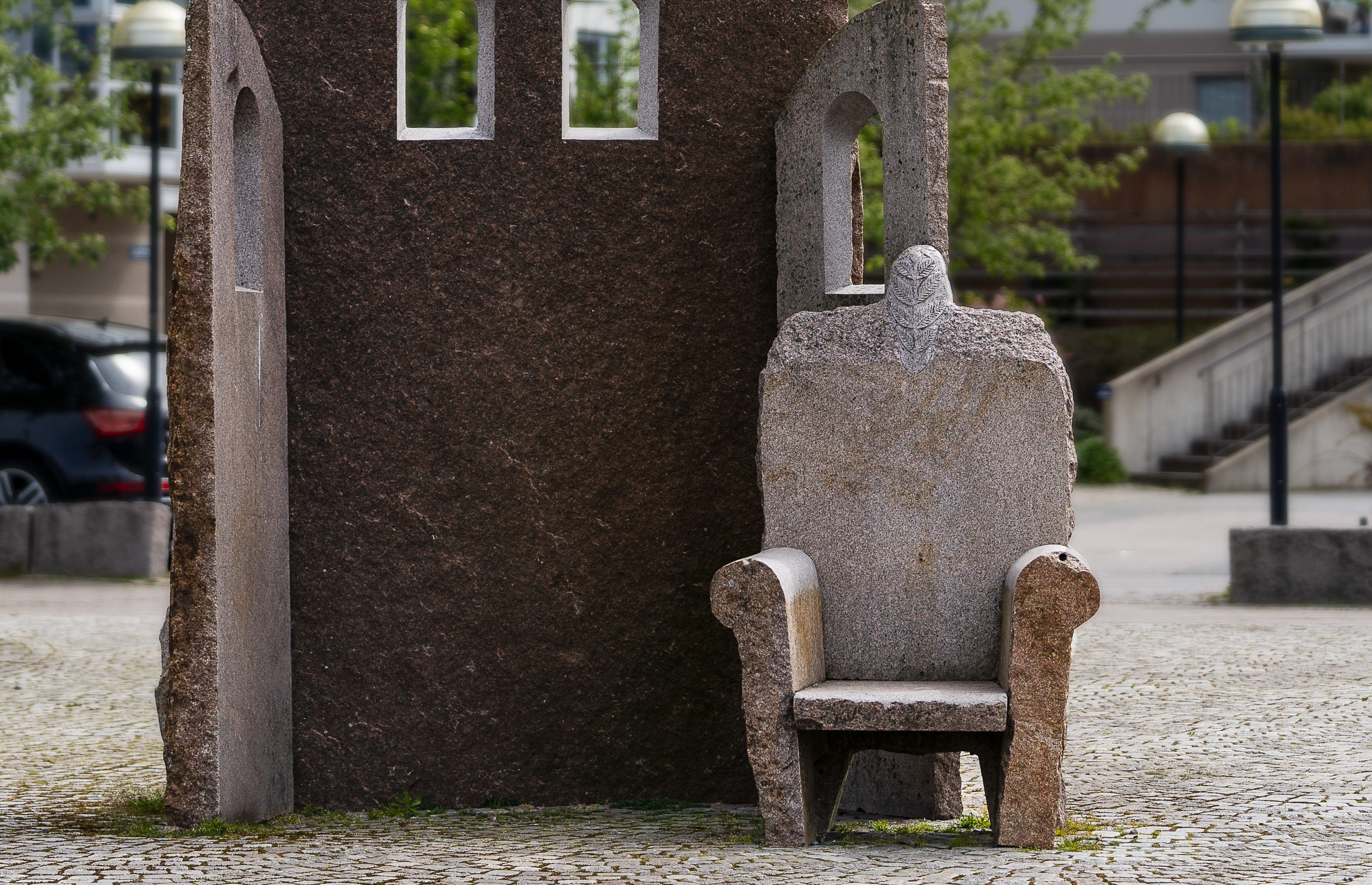 Skulpturen Sol ute, stol inne, för hjärta och sinne i Trollhättan