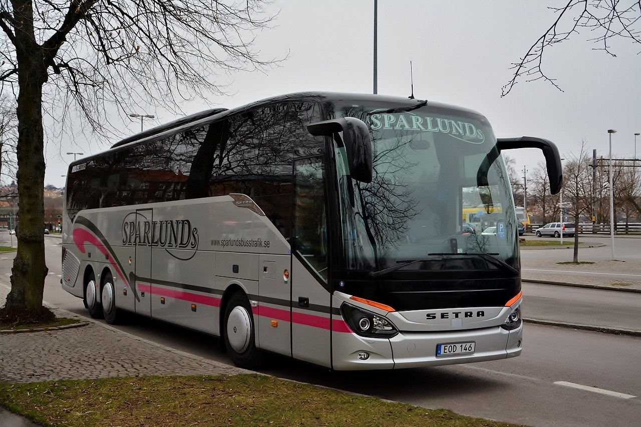 Buss som står parkerad vid vägen