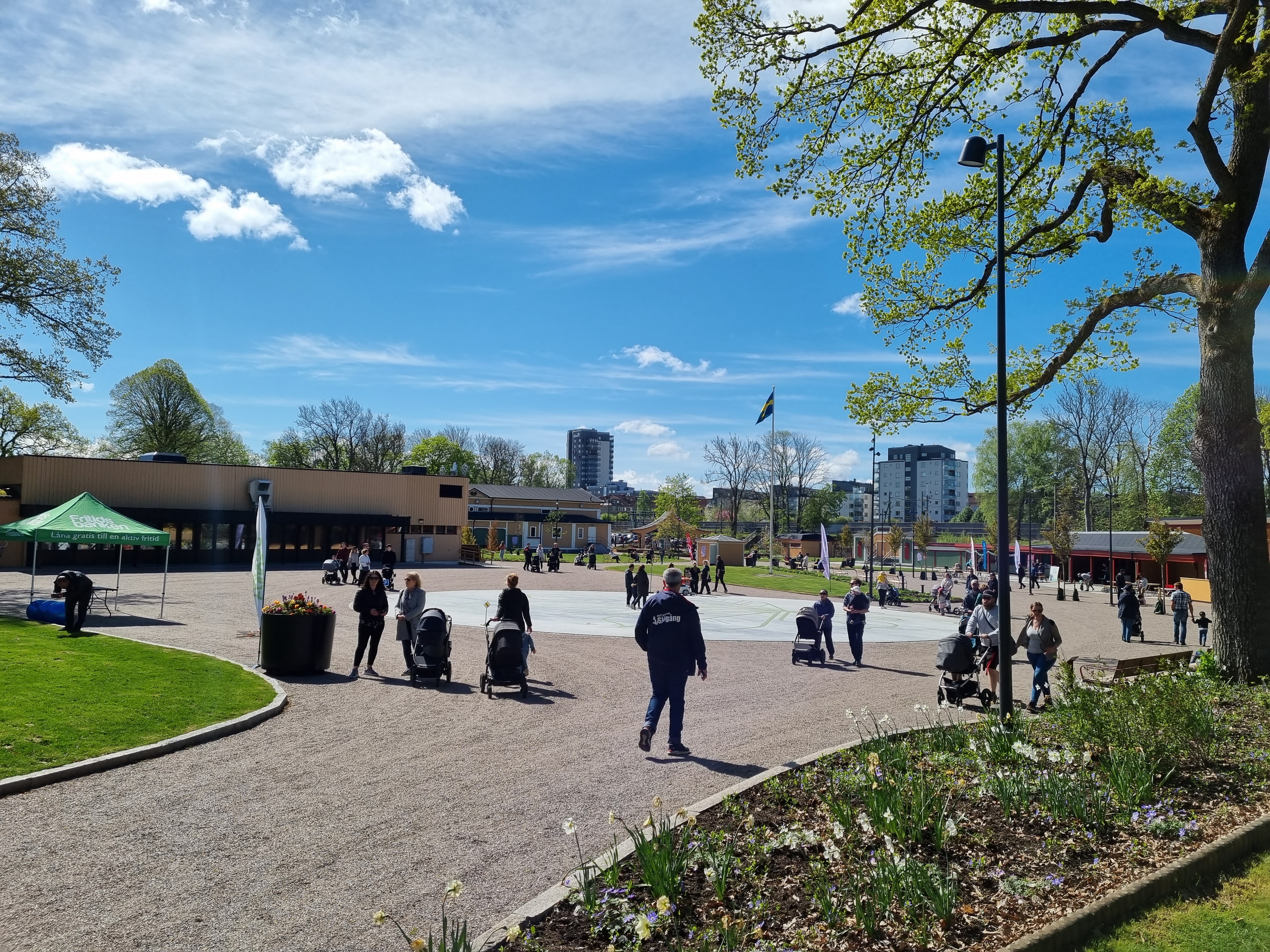 Vy över Stadsparken med människor som går runt i parken