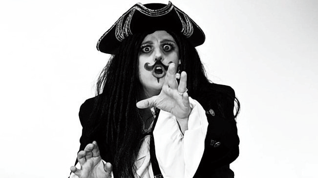 Svartvit bild på en pirat