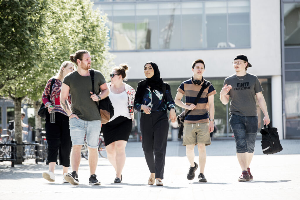 Studenter från Högskolan Väst promenerar utomhus