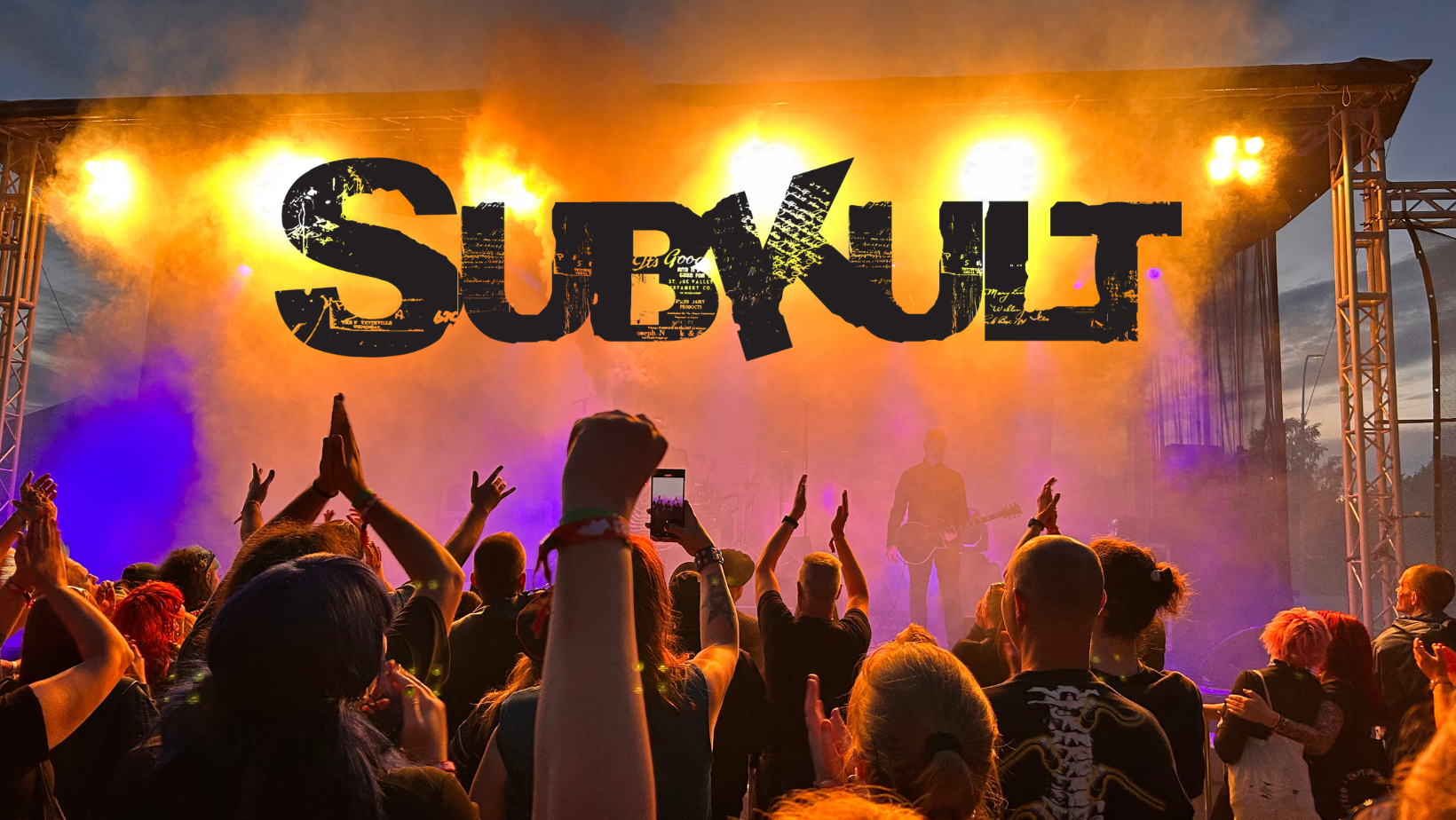 Publiken framför största scen, Aura, på Subkultfestivalen.