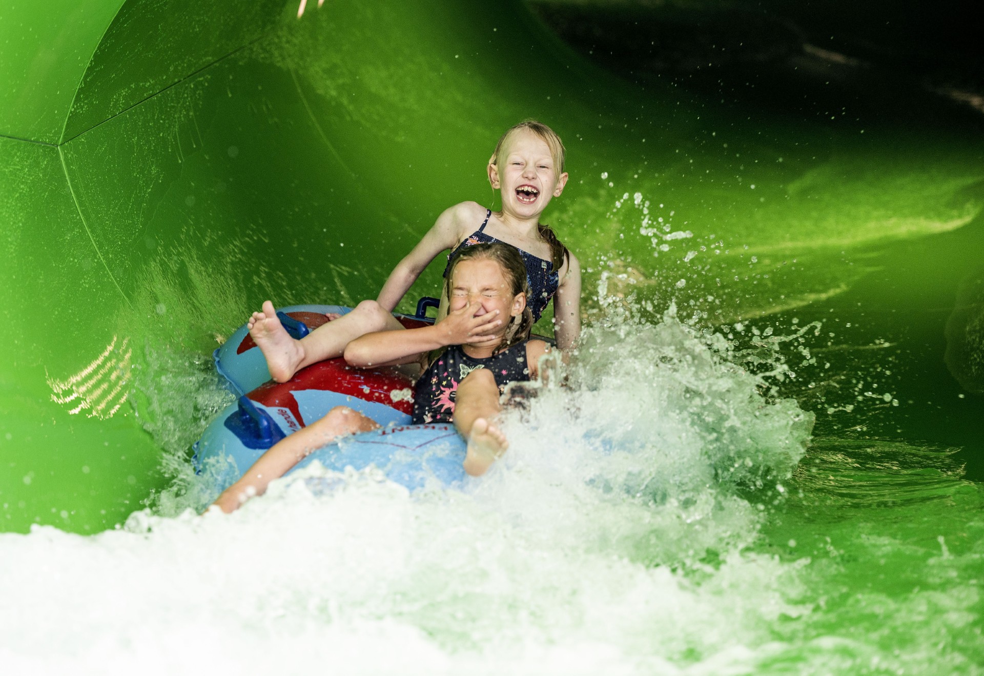 Barn som åker vattenrutschkana på Vattenpalatset i Vänersborg 