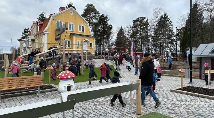 Lekplats full med barn