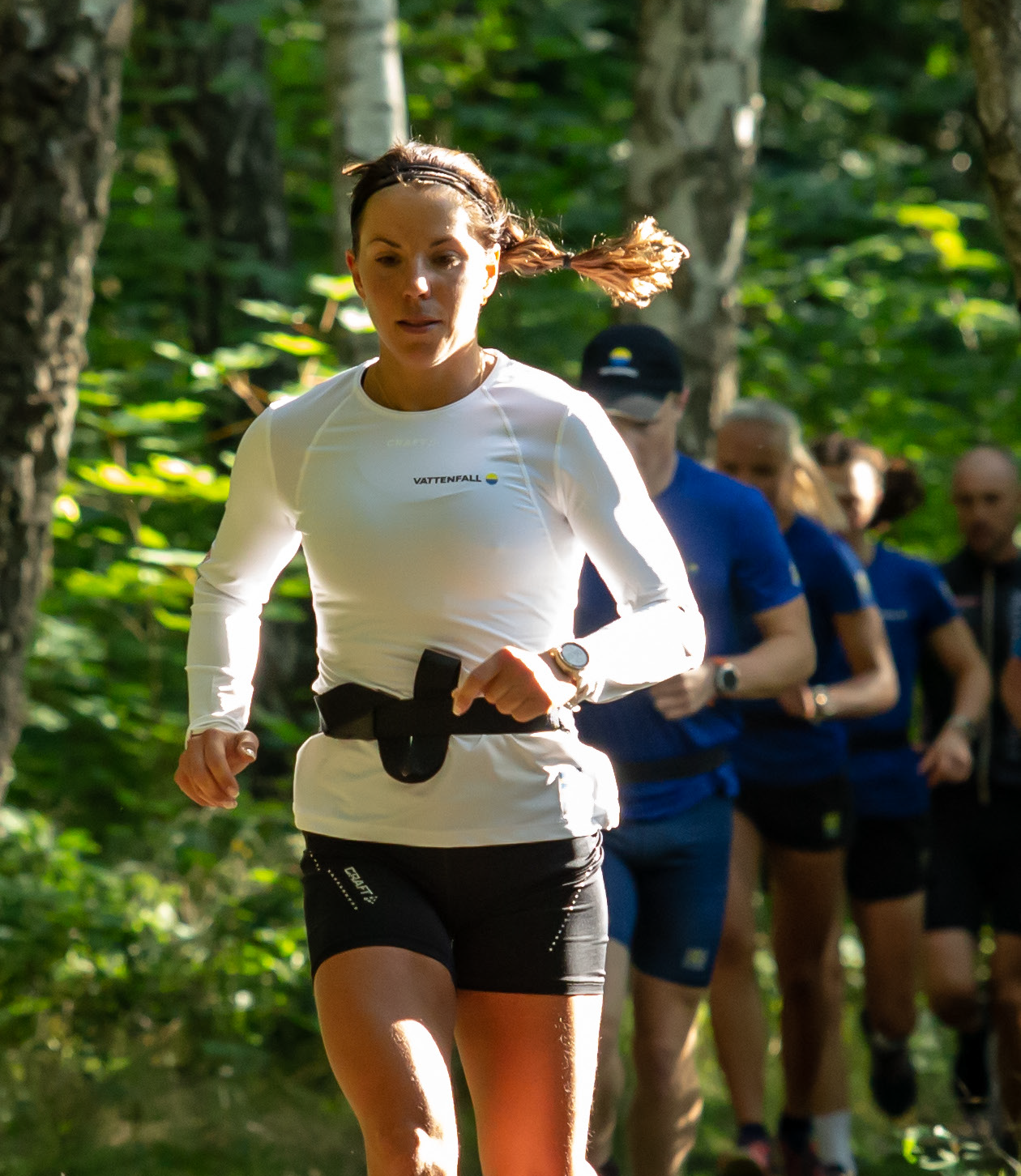 Personer som springer i skogen