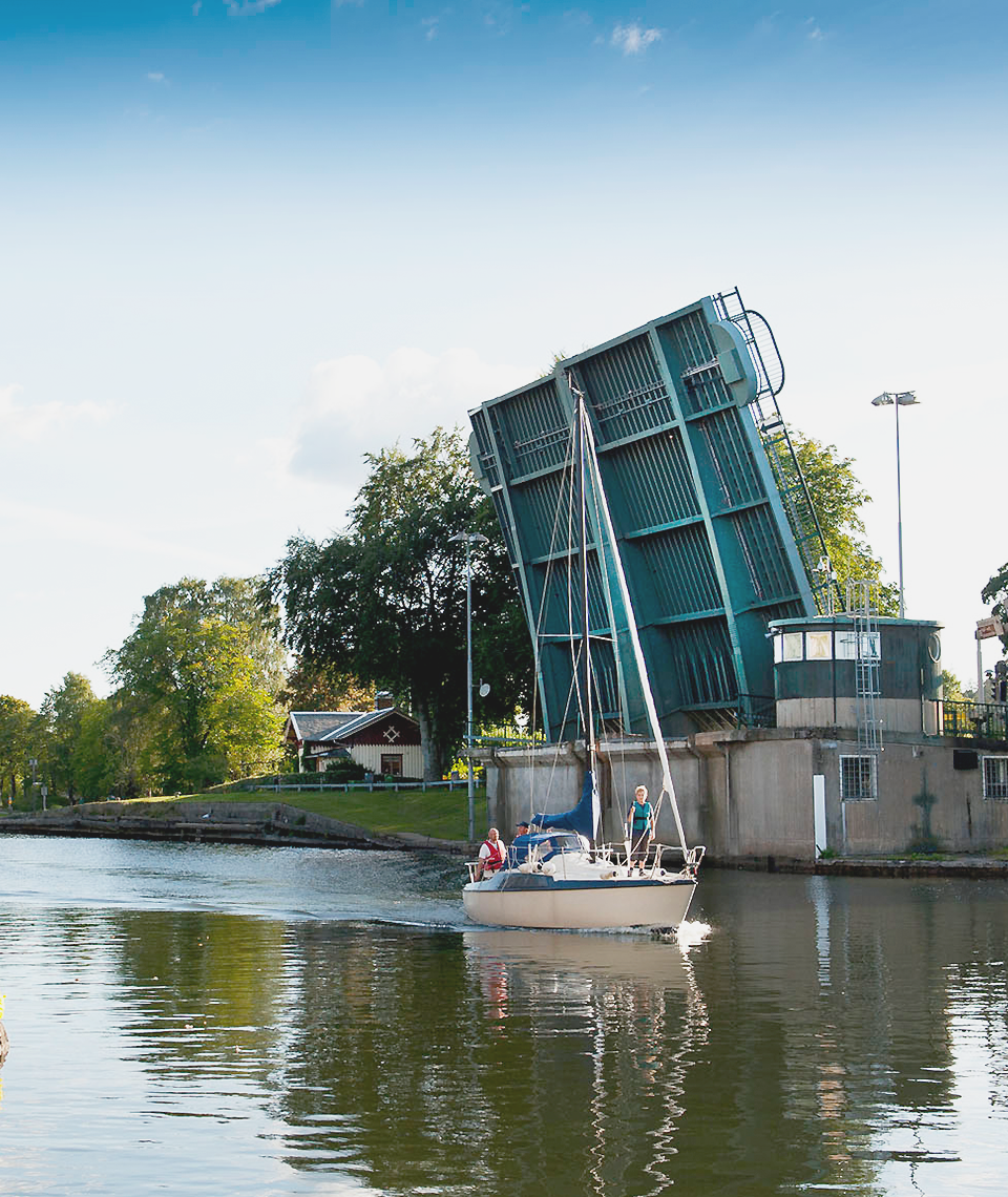 Båt åker i Trollhätte kanal.