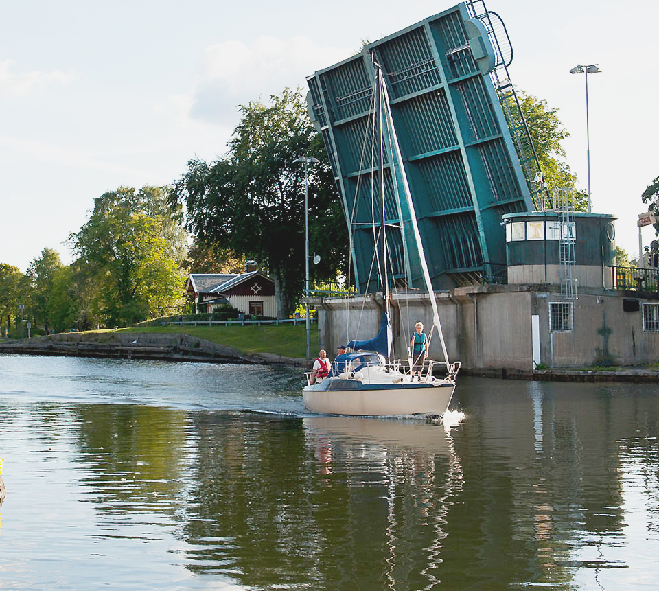 Båt åker i Trollhätte kanal.
