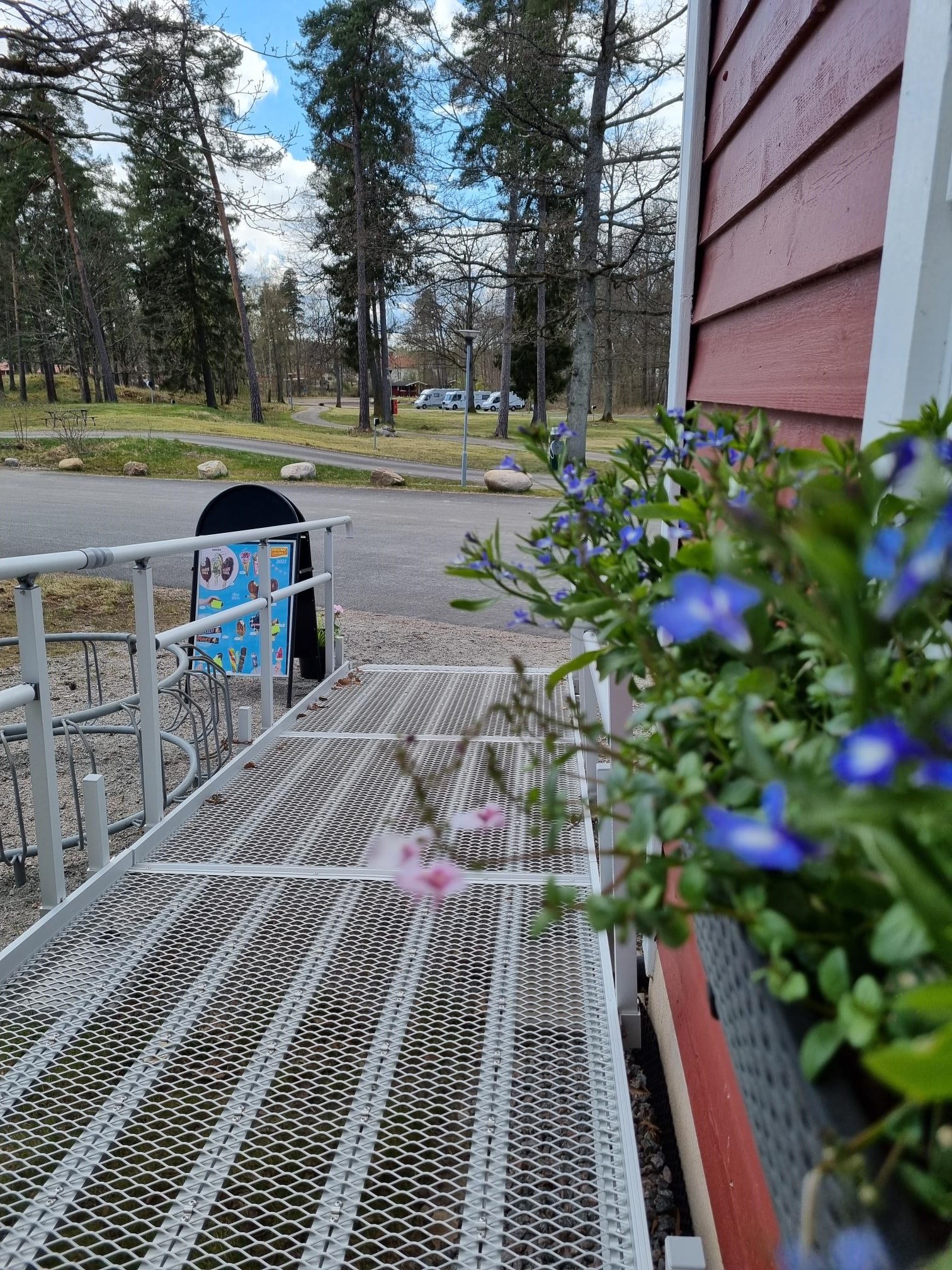 Bild på handikapps ramp till kiosken på Trollhättans Camping City