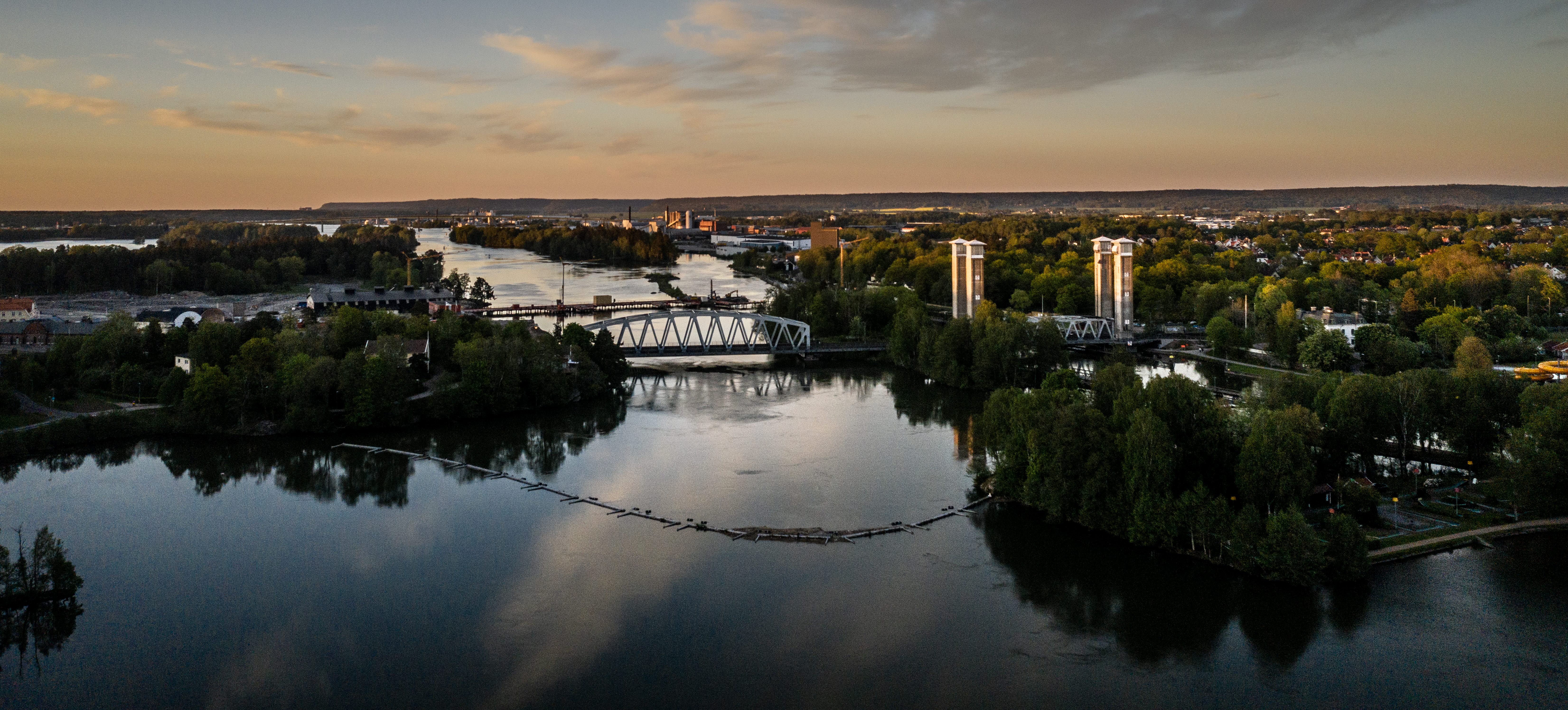 Vy över Trollhätte kanal i skymning
