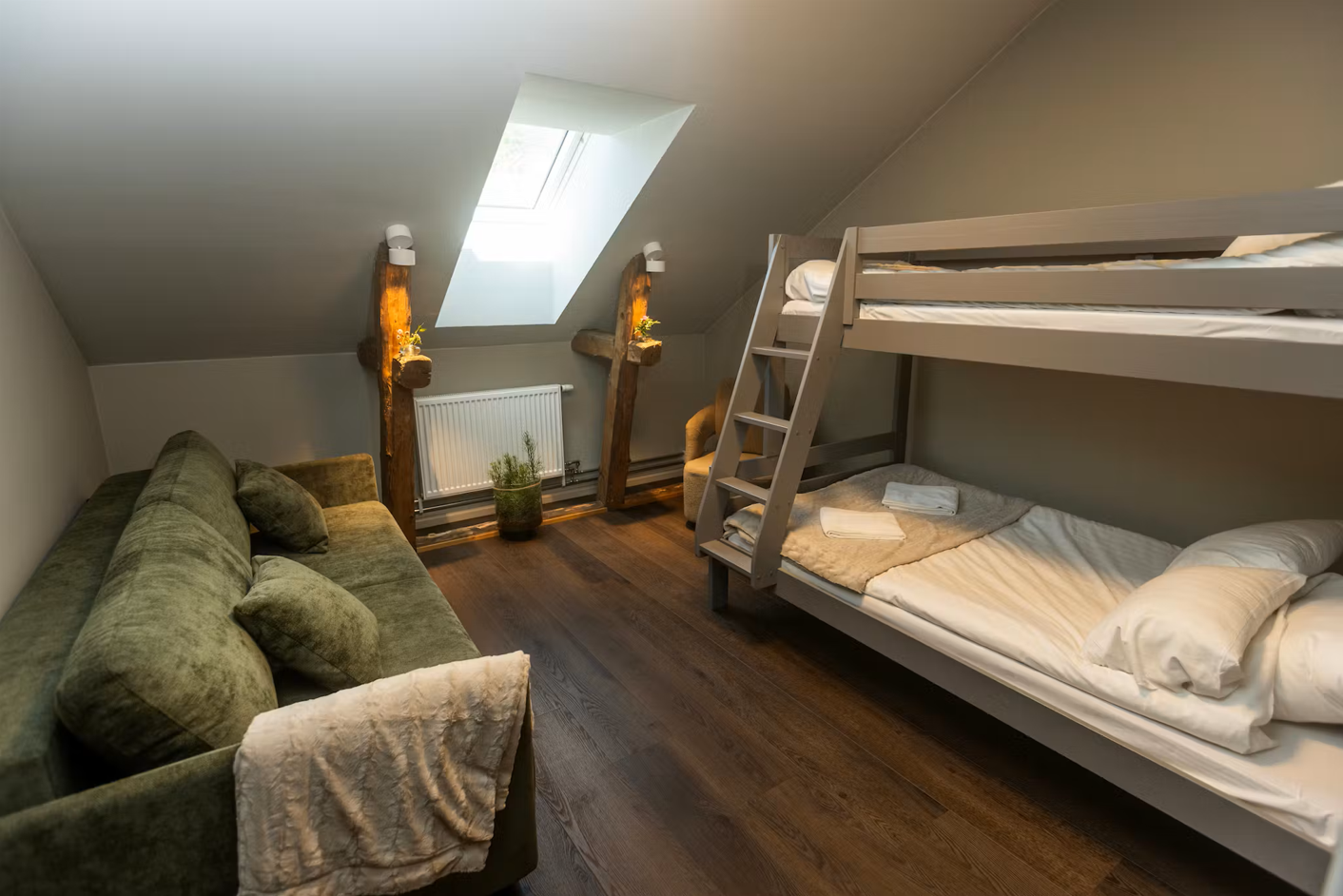 Rum med en våningssäng och soffa