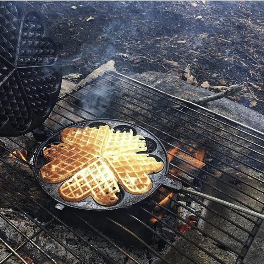 Våffeljärn över en öppen eld