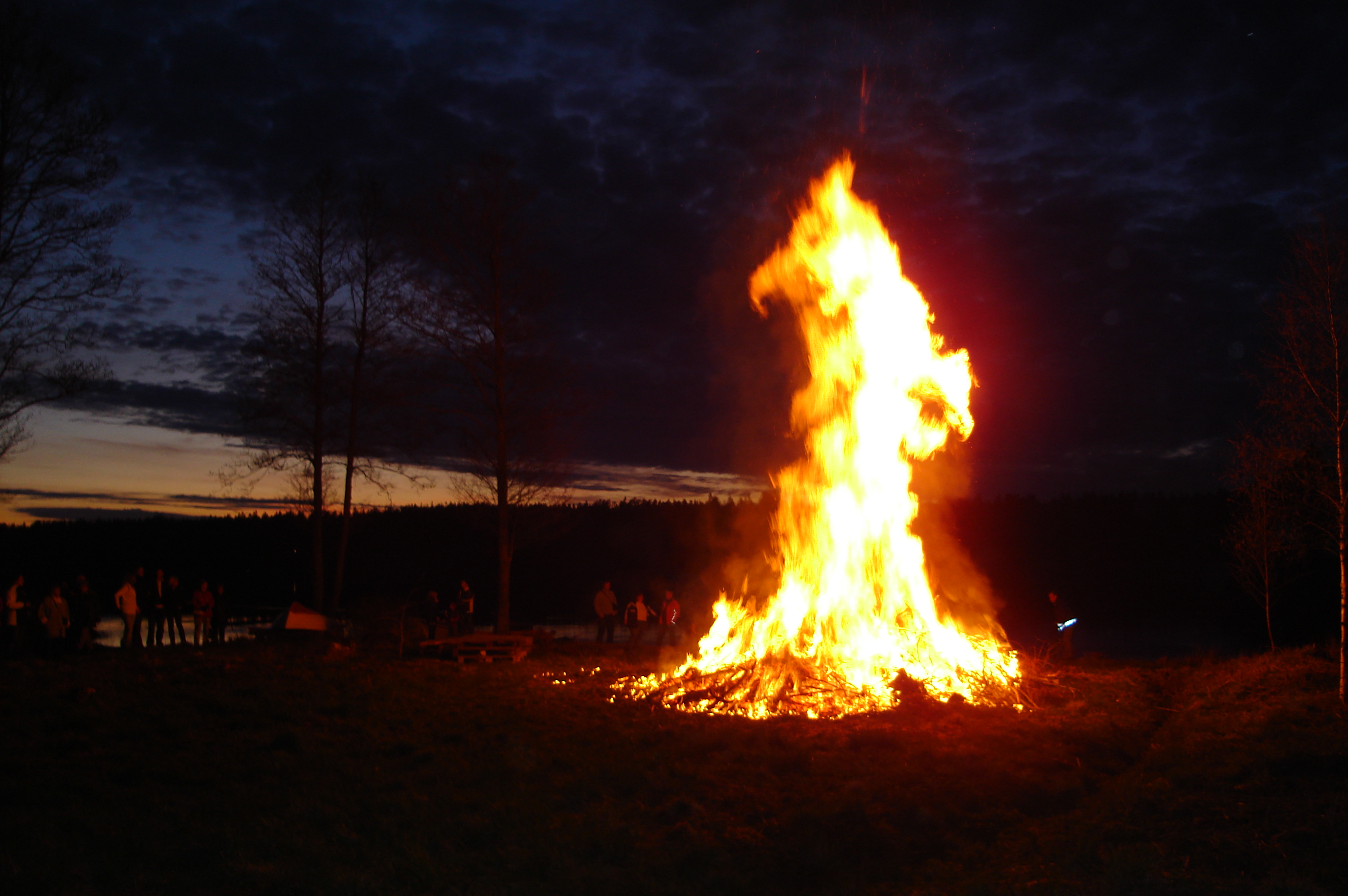 Öppen brasa under nattetid