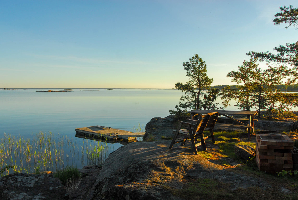 Stolar och brygga vid klippa på Vänern