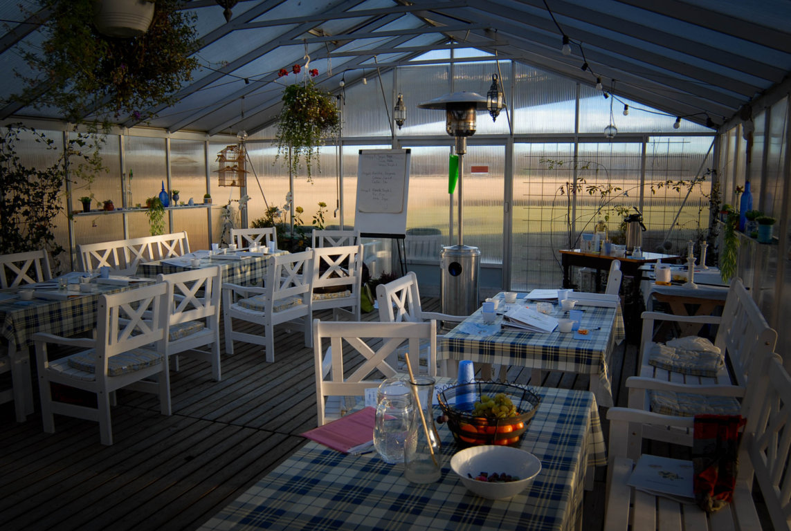 Bord och stolar uppställt i växthus