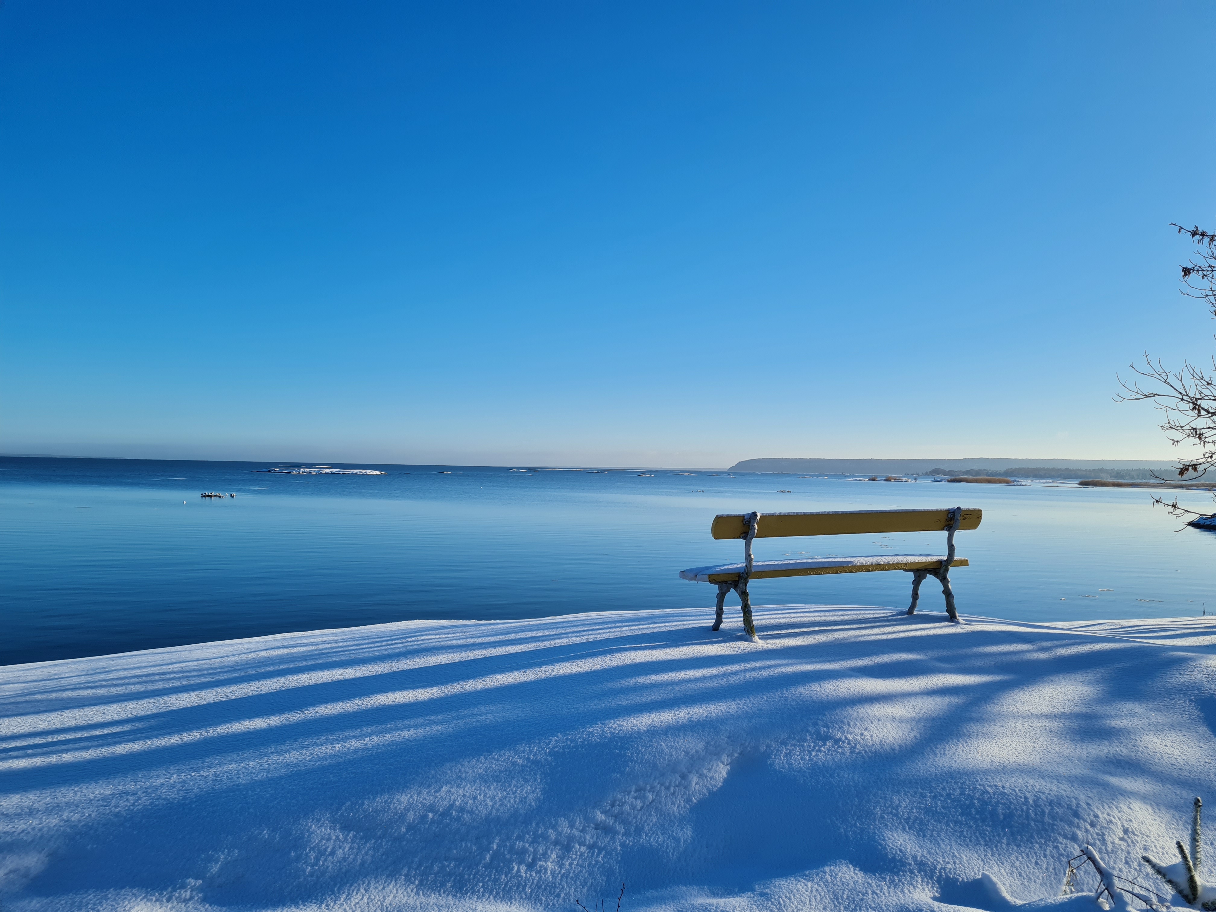 A bench overlooking Lake Vänern during wintertime 