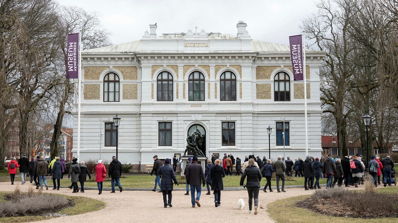 Människor som strömmar mot Vänersborgs museum.