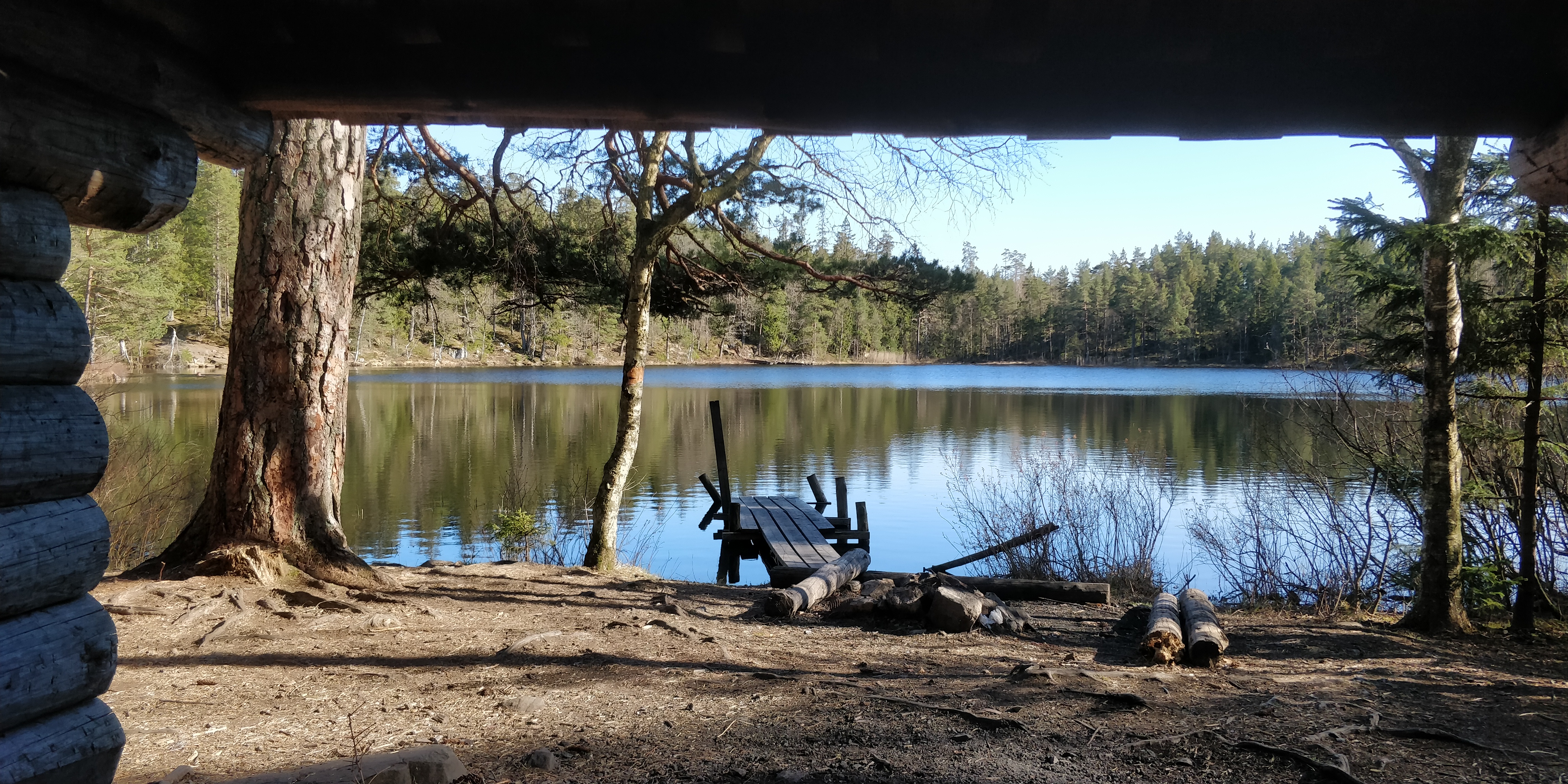 Vindskydd vid Igelsjön på Hunneberg.