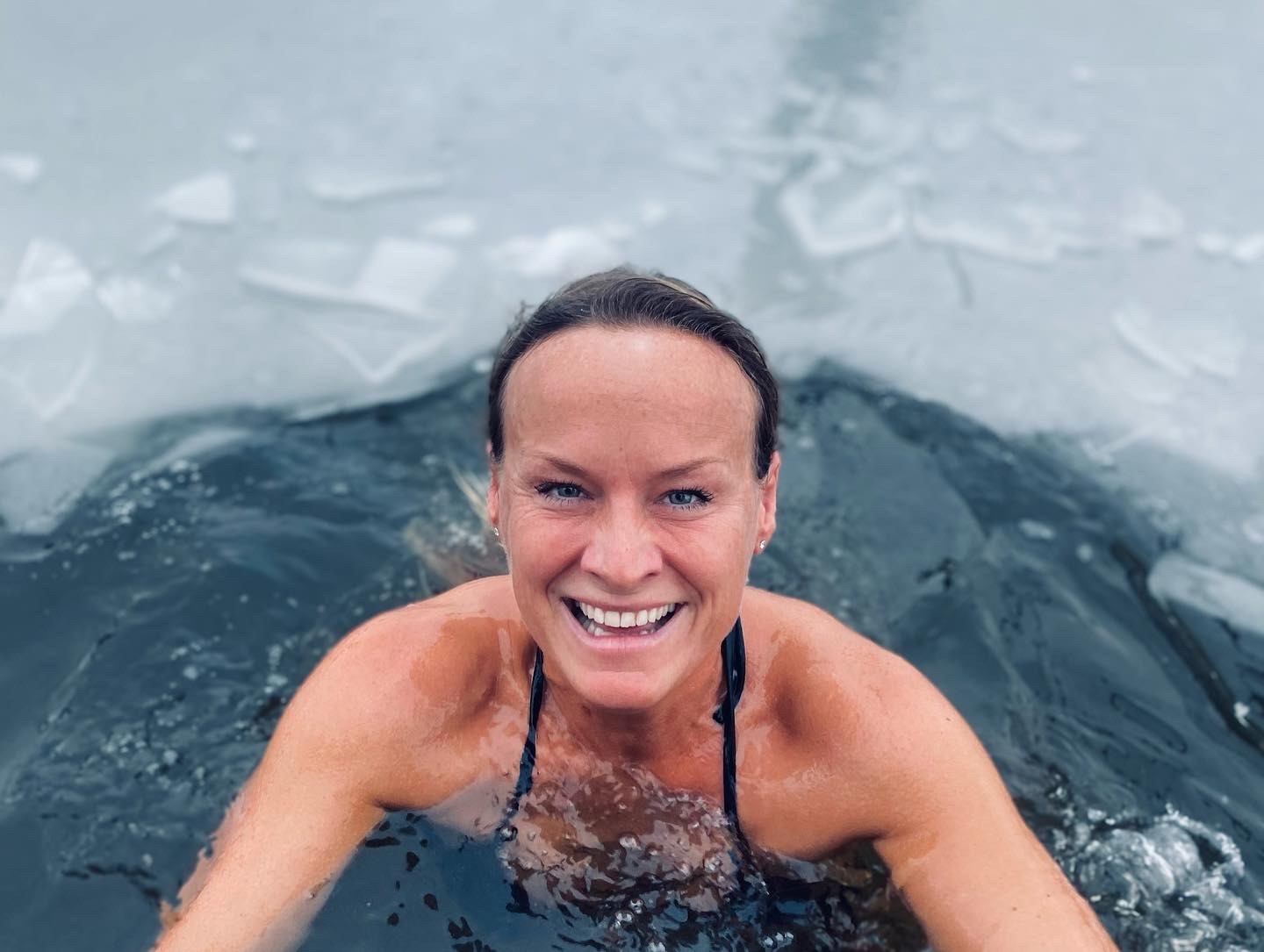 Kvinna badar i isvak